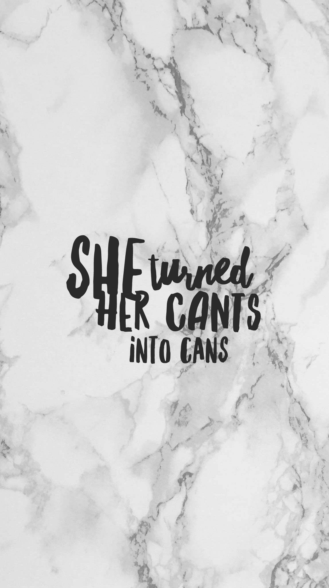 White Marble 桌布 壁紙 — 粗體黑色手寫文字寫著「SHE turned HER CANTS INTO CANS」，背景為白色和灰色大理石。