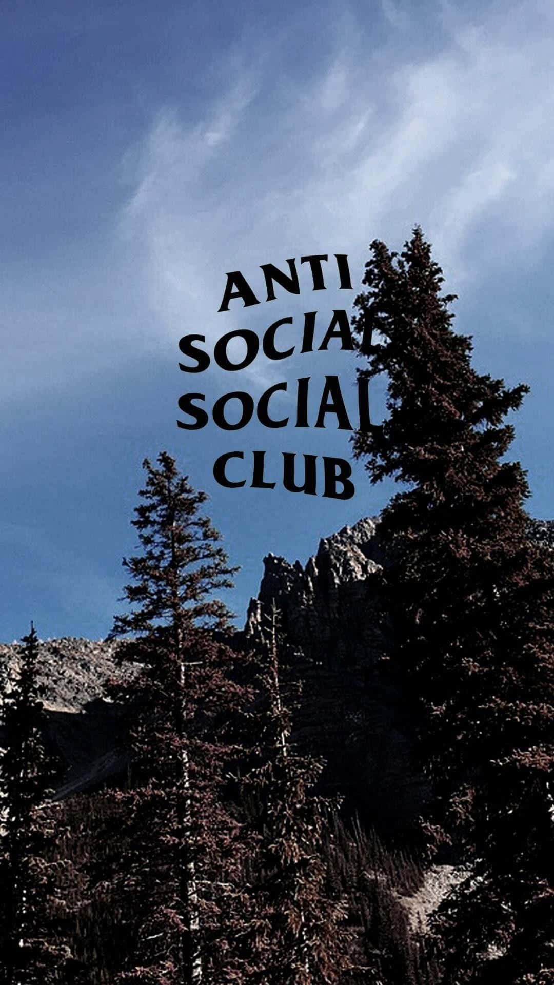 Anti Social Club iPhone 桌布 壁紙 — 粗體黑色文字「anti social social club」漂浮在深色松樹上方，背景是帶有薄雲的明亮藍天。