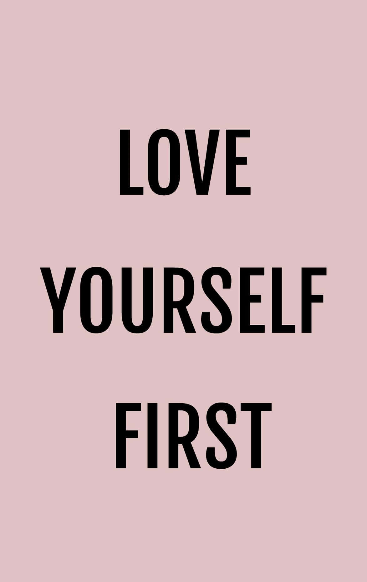 愛情語錄 桌布 壁紙 — 粗體黑色文字「love yourself first」居中顯示在柔和的粉紅色背景上。