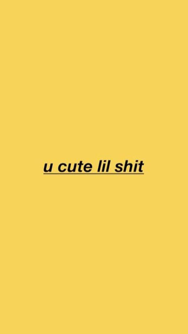 Pastel Yellow Aesthetic 桌布 壁紙 — 粗體黑色文字「u cute lil shit」居中顯示在純黃色背景上。