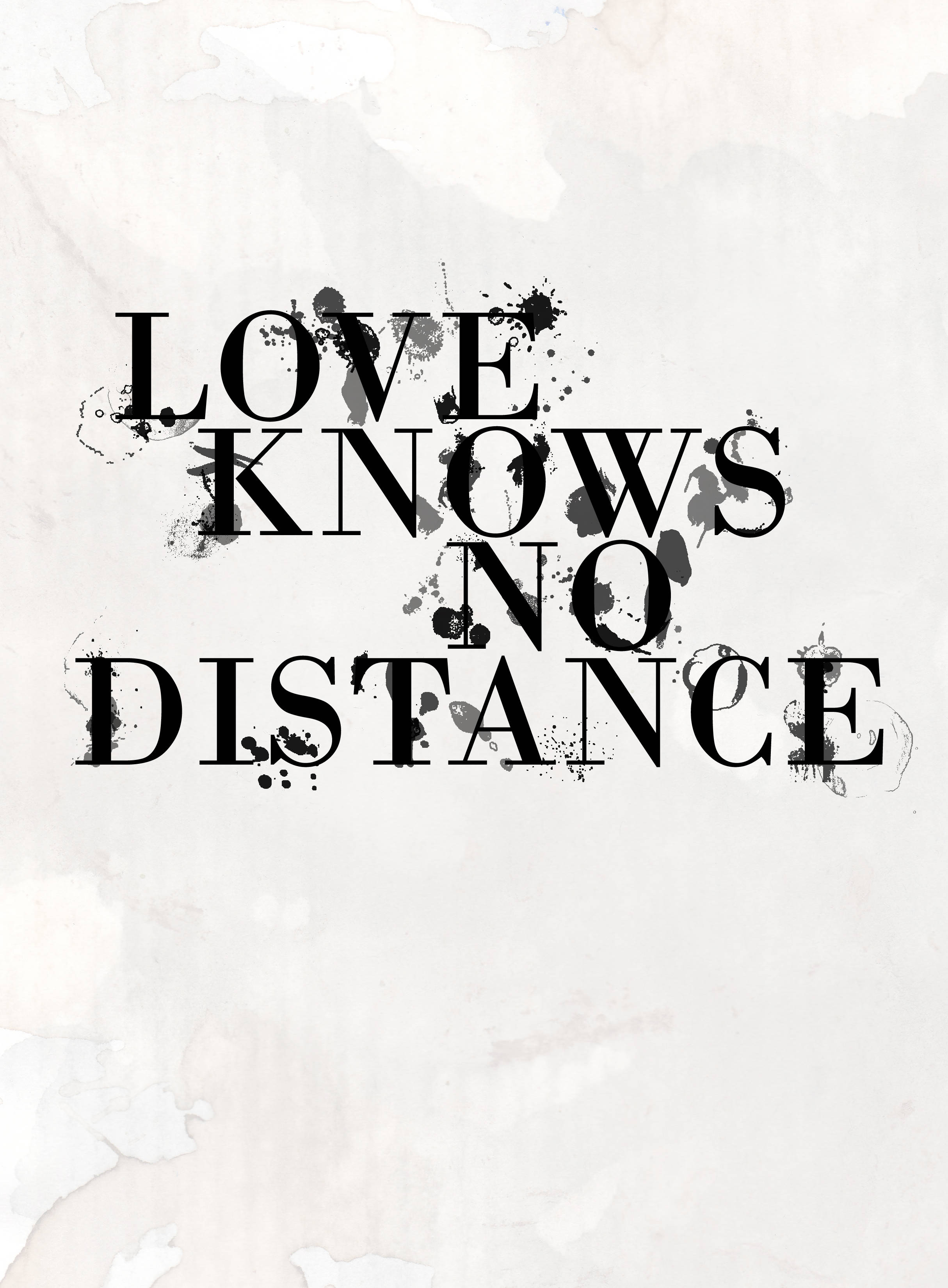 Relationship 桌布 壁紙 — 粗體黑色文字在帶有紋理的米白色水彩背景上寫著 love knows no distance，並有墨水飛濺。