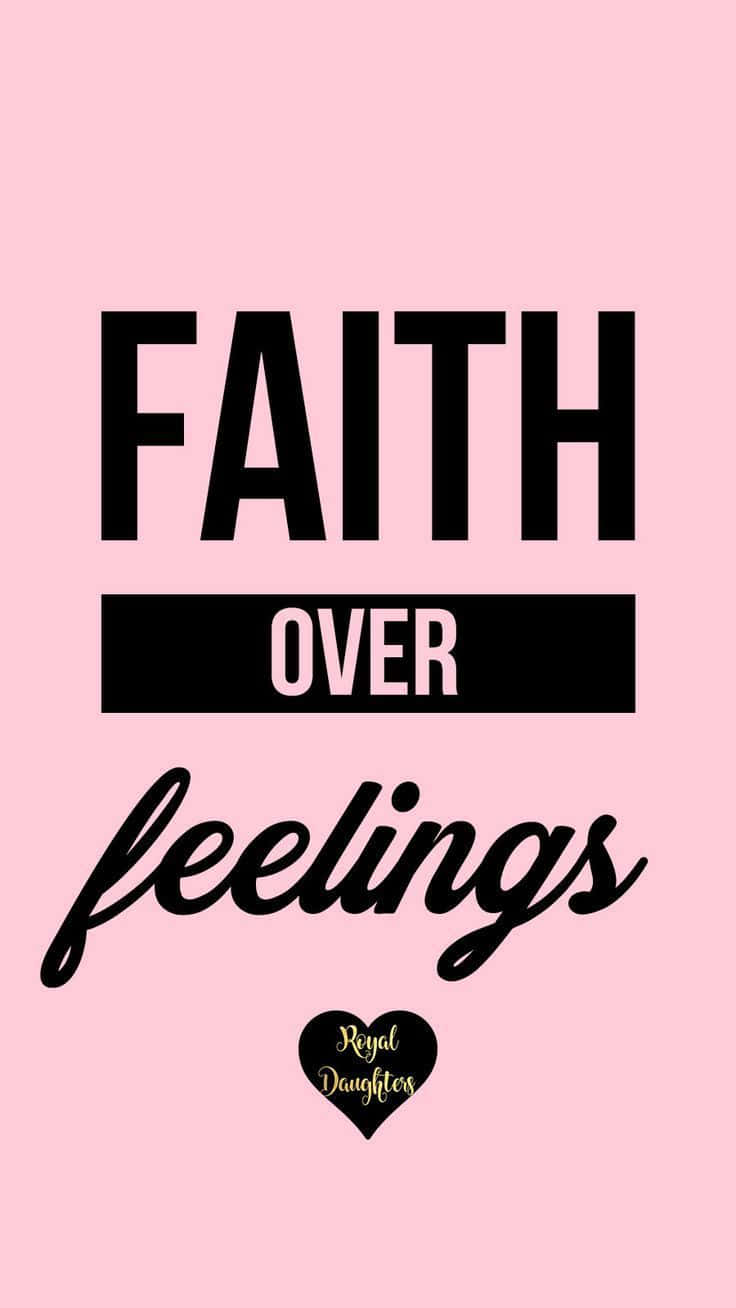 Girly Bible Verse 桌布 壁紙 — 粗體黑色文字在柔和的粉紅色背景上寫著「FAITH OVER feelings」，下方有一個小心形標誌。