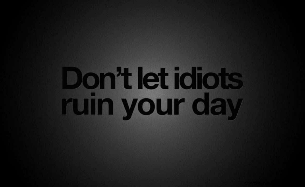語錄 桌布 壁紙 — 粗體黑色文字在深色漸變背景上寫著「Don't let idiots ruin your day」。