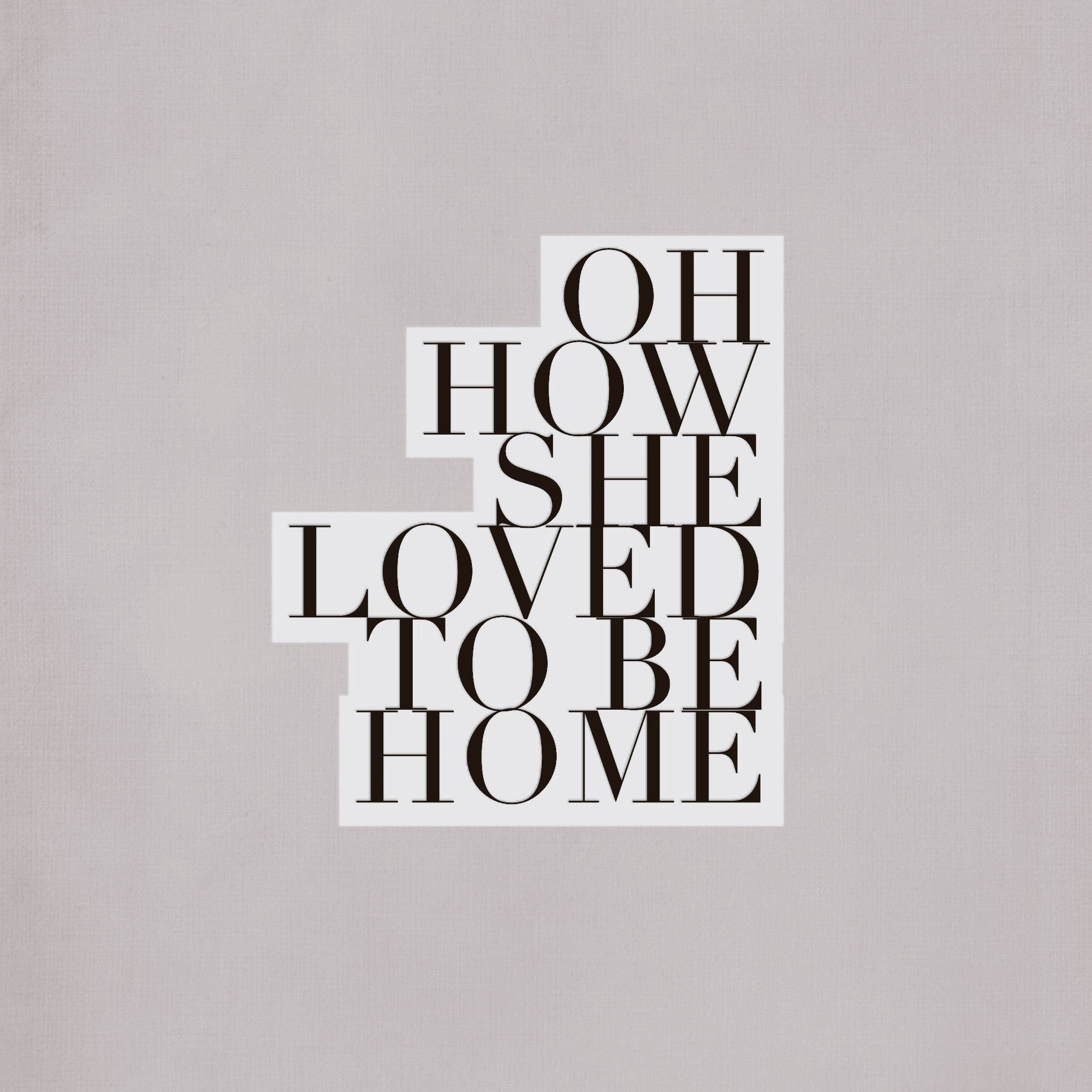 Home 桌布 壁紙 — 粗體黑色文字在紋理淺灰色背景上以交錯佈局顯示「OH HOW SHE LOVED TO BE HOME」。