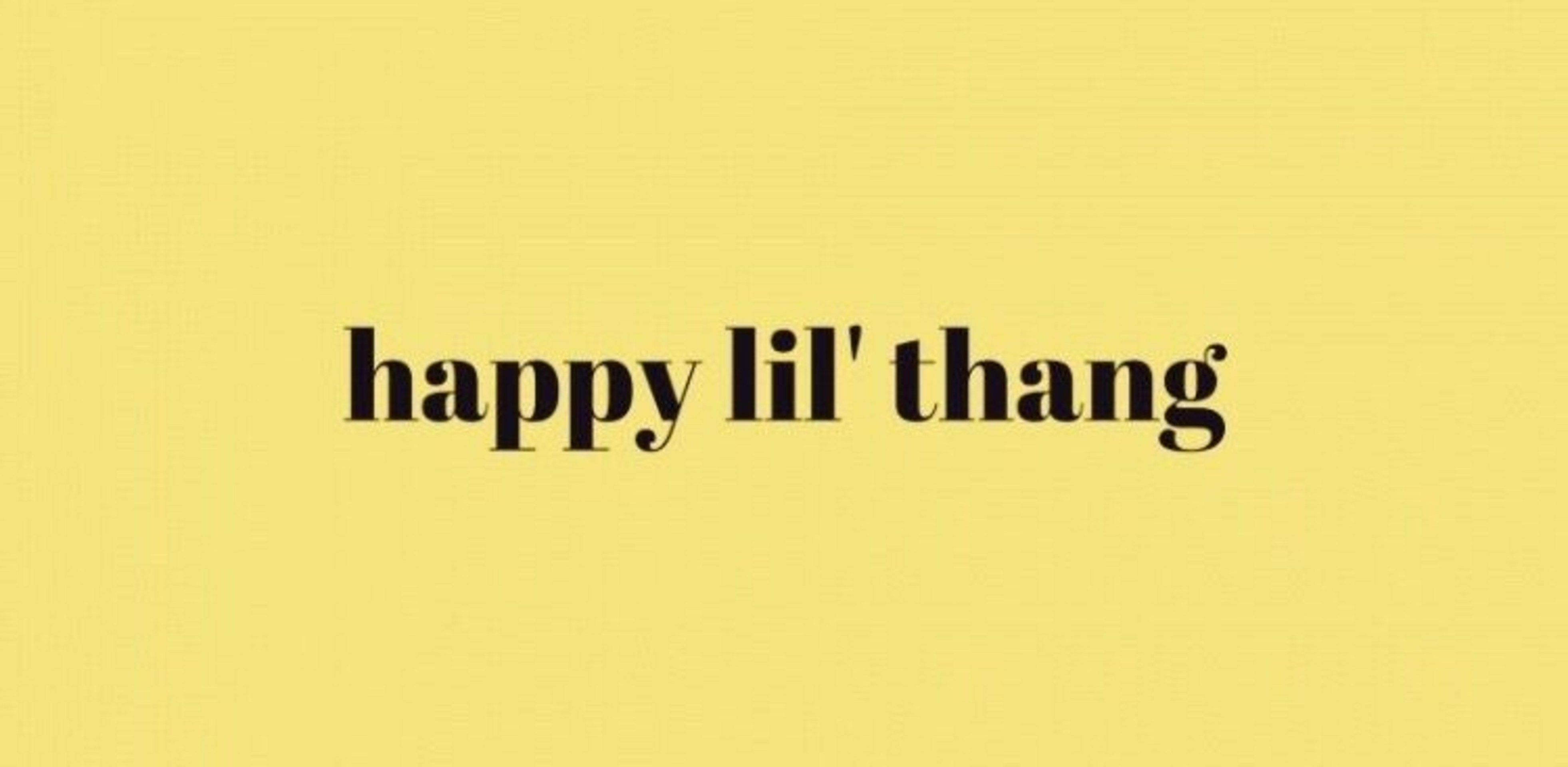 vsco 桌布 壁紙 — 粗體黑色文字在紋理淺黃色背景中央顯示 happy lil' thang。
