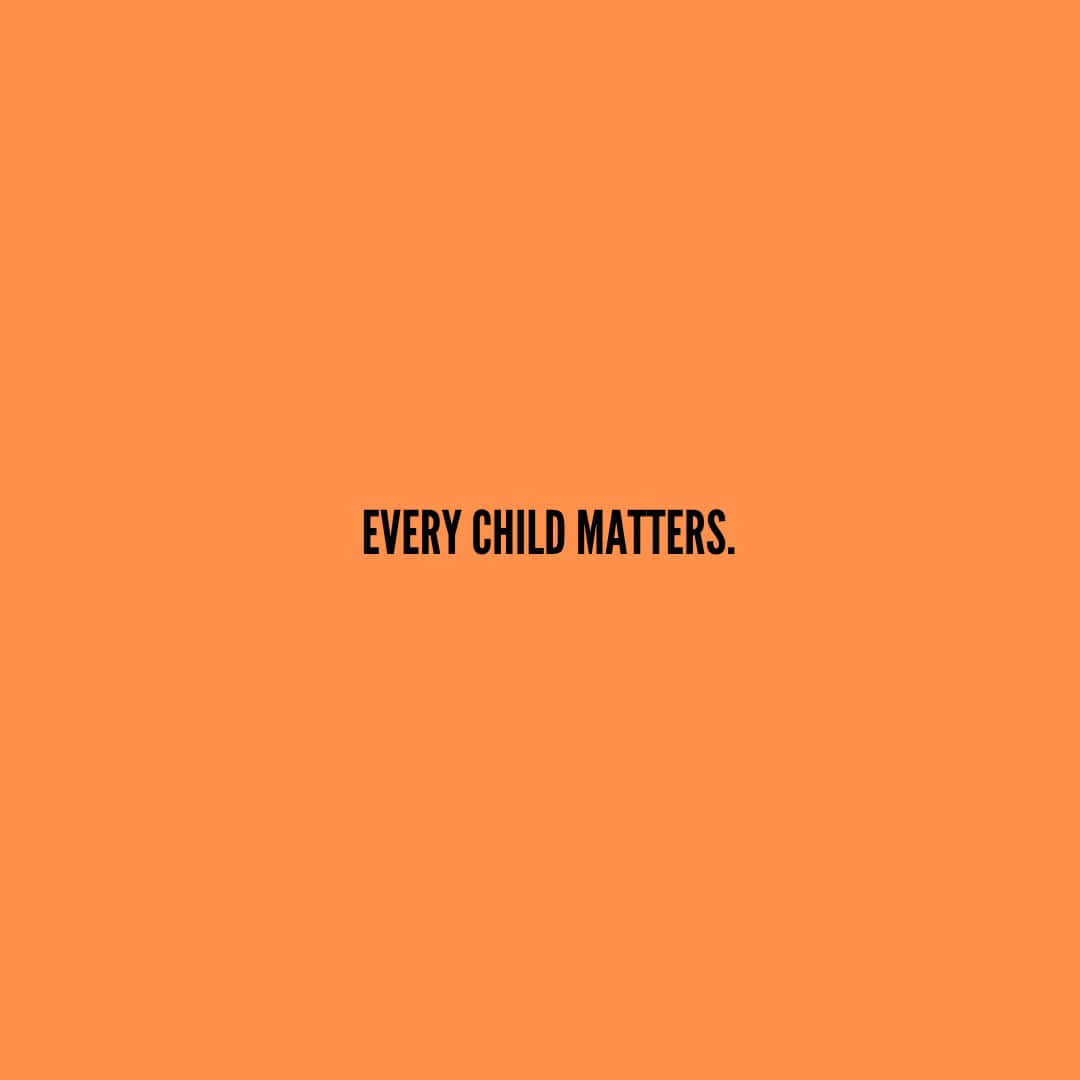 美學字眼 桌布 壁紙 — 粗體黑色文字在純橙色背景中央顯示「every child matters」。