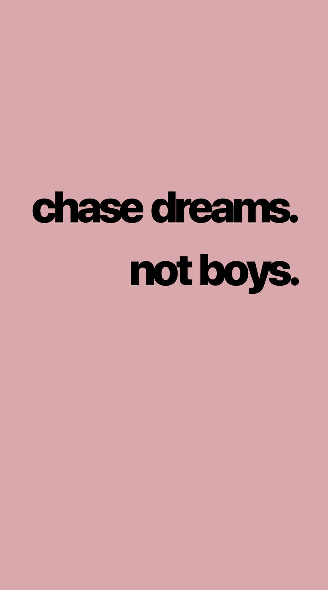 美學 桌布 壁紙 — 粗體黑色文字在純色塵土玫瑰色背景上寫著「chase dreams not boys」。