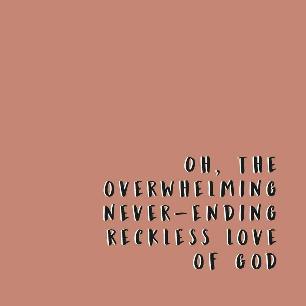 overwhelming 桌布 壁紙 — 粗體黑色文字在純色塵埃玫瑰背景上宣告「OH THE OVERWHELMING NEVERENDING RECKLESS LOVE OF GOD」。