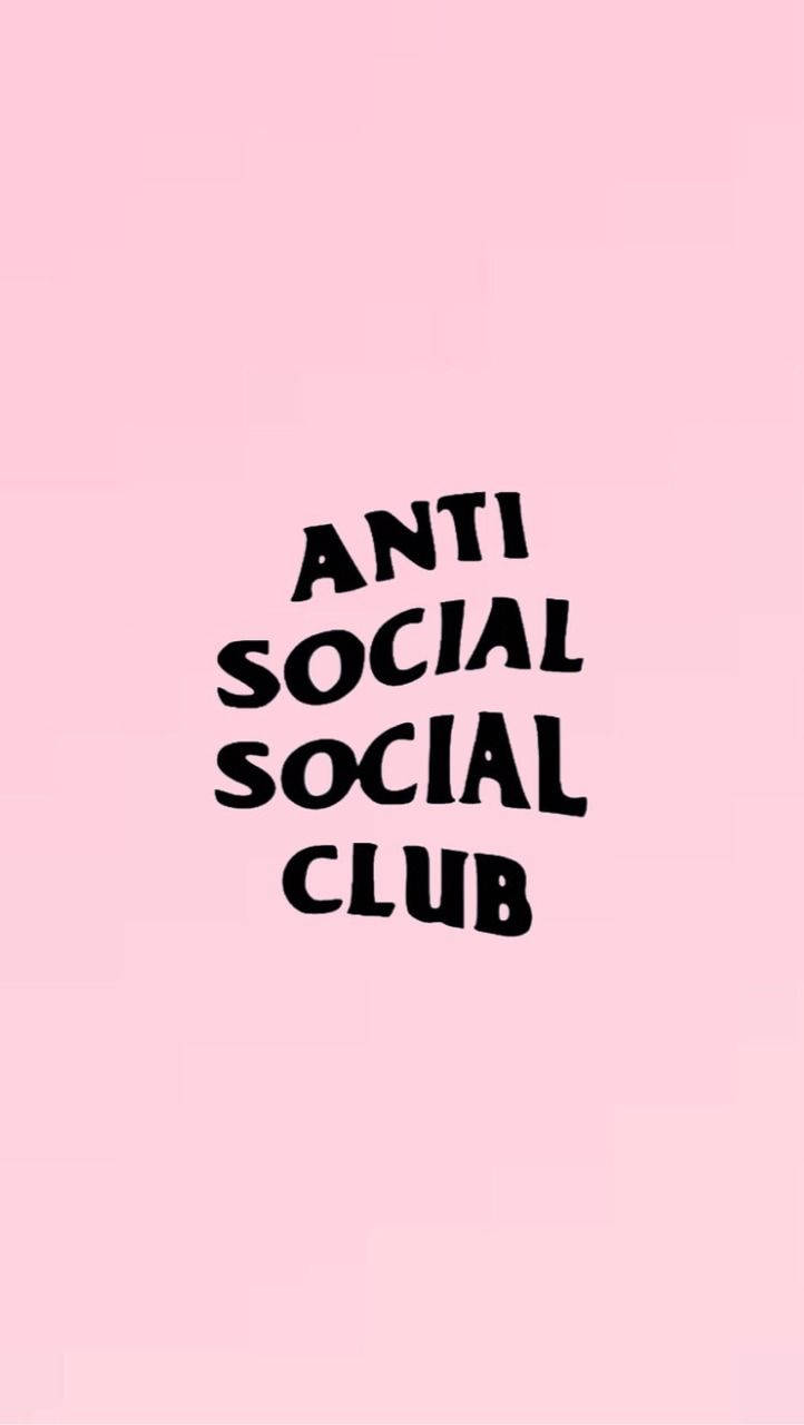 Anti Social Club iPhone 桌布 壁紙 — 粗體黑色文字寫著「ANTI SOCIAL SOCIAL CLUB」，居中在純色粉彩粉紅背景上。