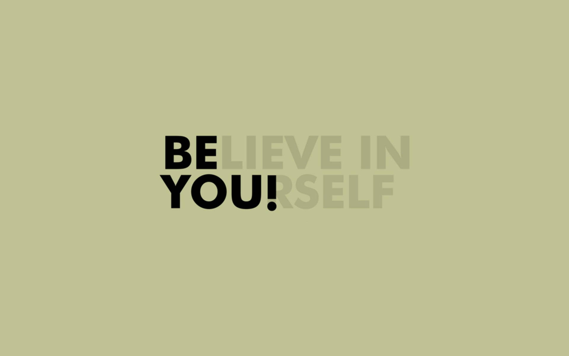 Positive Quotes 桌布 壁紙 — 粗體黑色文字寫著「BE YOU!」，居中在柔和的橄欖綠背景上，帶有微弱的重複浮水印。