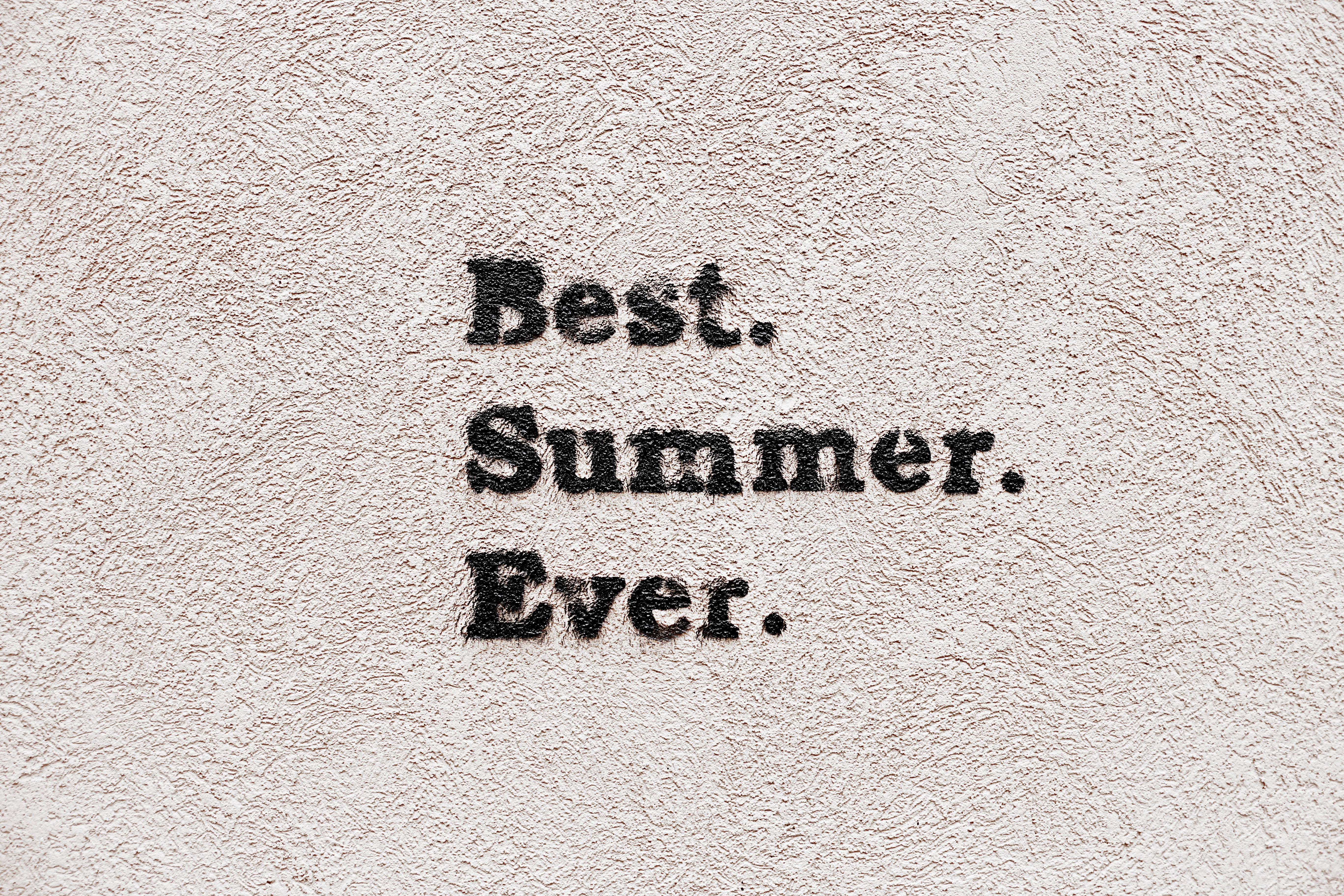 勵志動圖 桌布 壁紙 — 粗體黑色文字寫著「Best. Summer. Ever.」，在粗糙紋理的米色牆壁上格外突出。