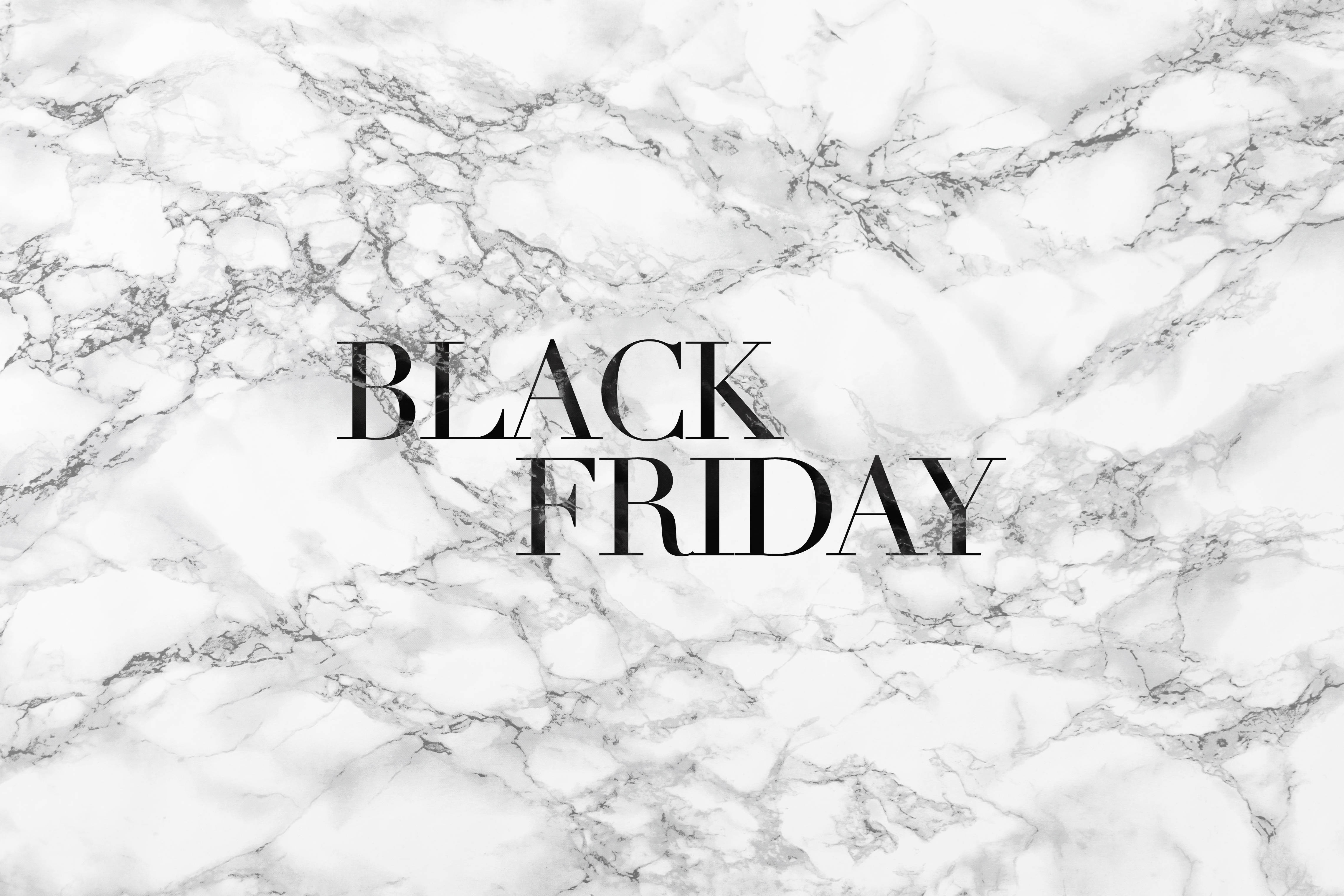 簡約白色美學 桌布 壁紙 — 粗體黑色文字寫著 BLACK FRIDAY，覆蓋在帶有灰色紋理的奢華白色大理石背景上。