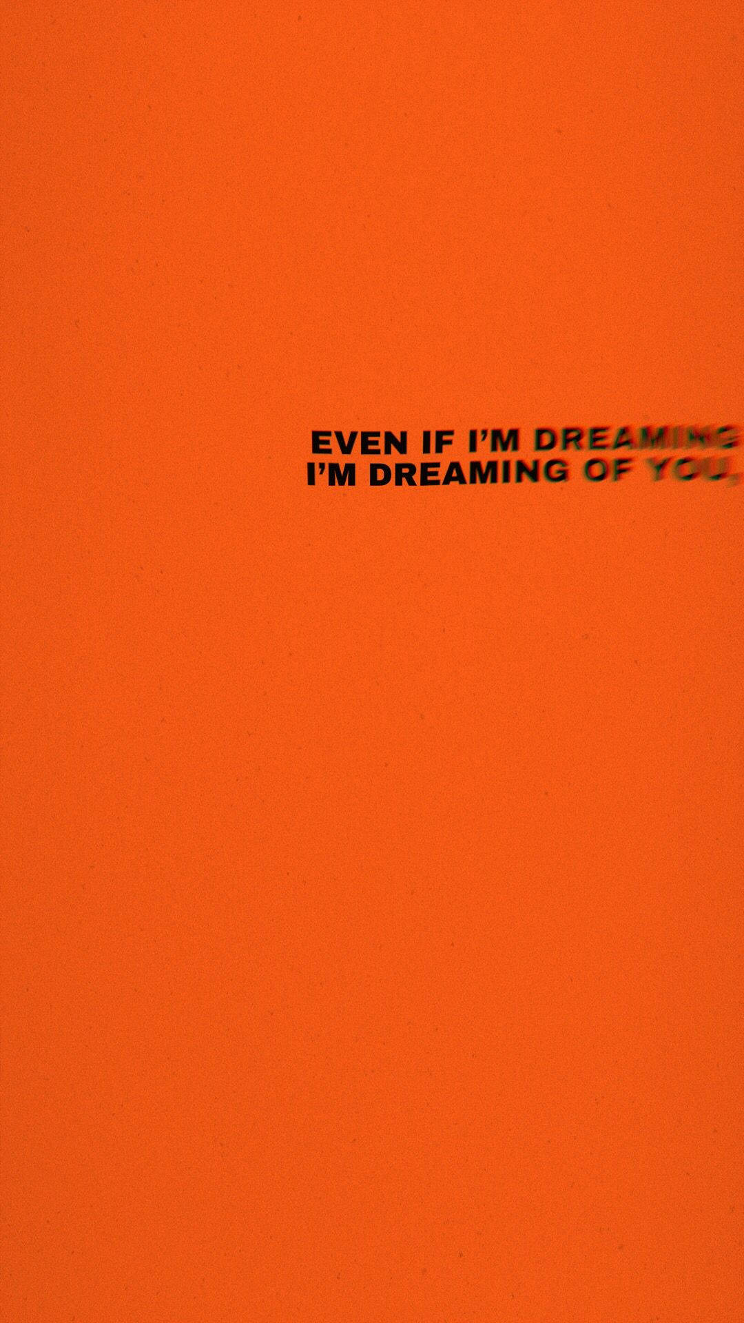 愛情語錄 桌布 壁紙 — 粗體黑色文字寫著 even if i'm dreaming i'm dreaming of you，背景為紋理鮮豔的橙色。