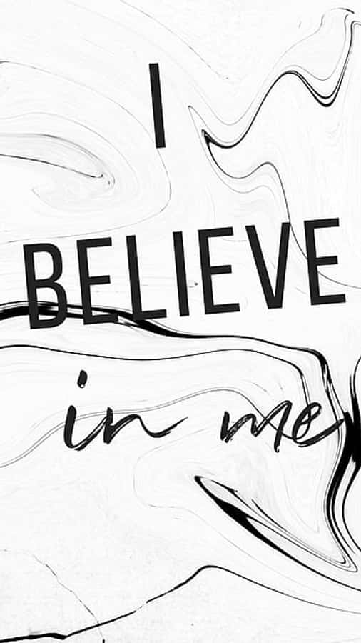 桌布 壁紙 — 粗體黑色文字寫著「I BELIEVE in me」，背景是單色流動的白色大理石漩渦。