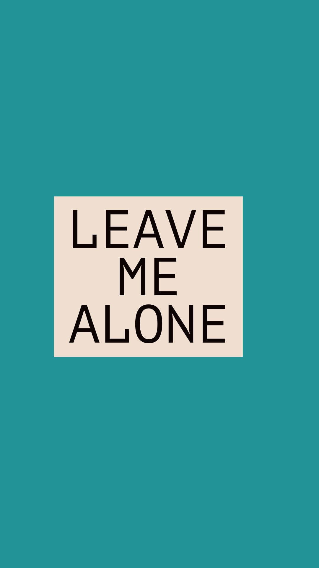 語錄 桌布 壁紙 — 粗體黑色文字寫著「leave me alone」，位於米色矩形上，居中對齊於純青色背景。