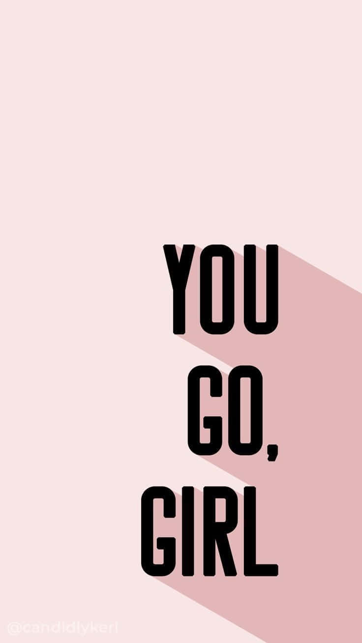 Cute Workout 桌布 壁紙 — 粗體黑色文字寫著「YOU GO, GIRL」，在柔和粉紅色漸層背景上帶有長陰影。