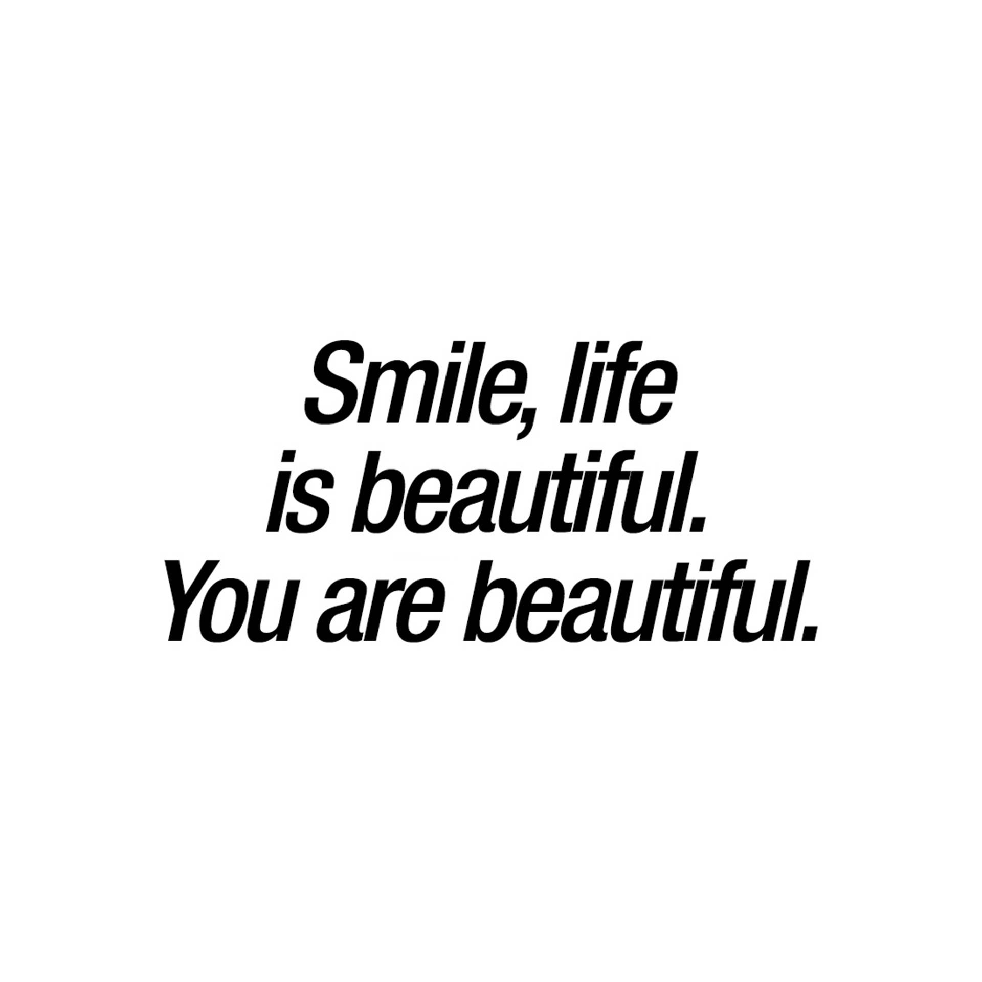 You Are Beautiful 桌布 壁紙 — 粗體黑色文字寫著「微笑，生活是美好的。你是美麗的。」在純白色背景上。