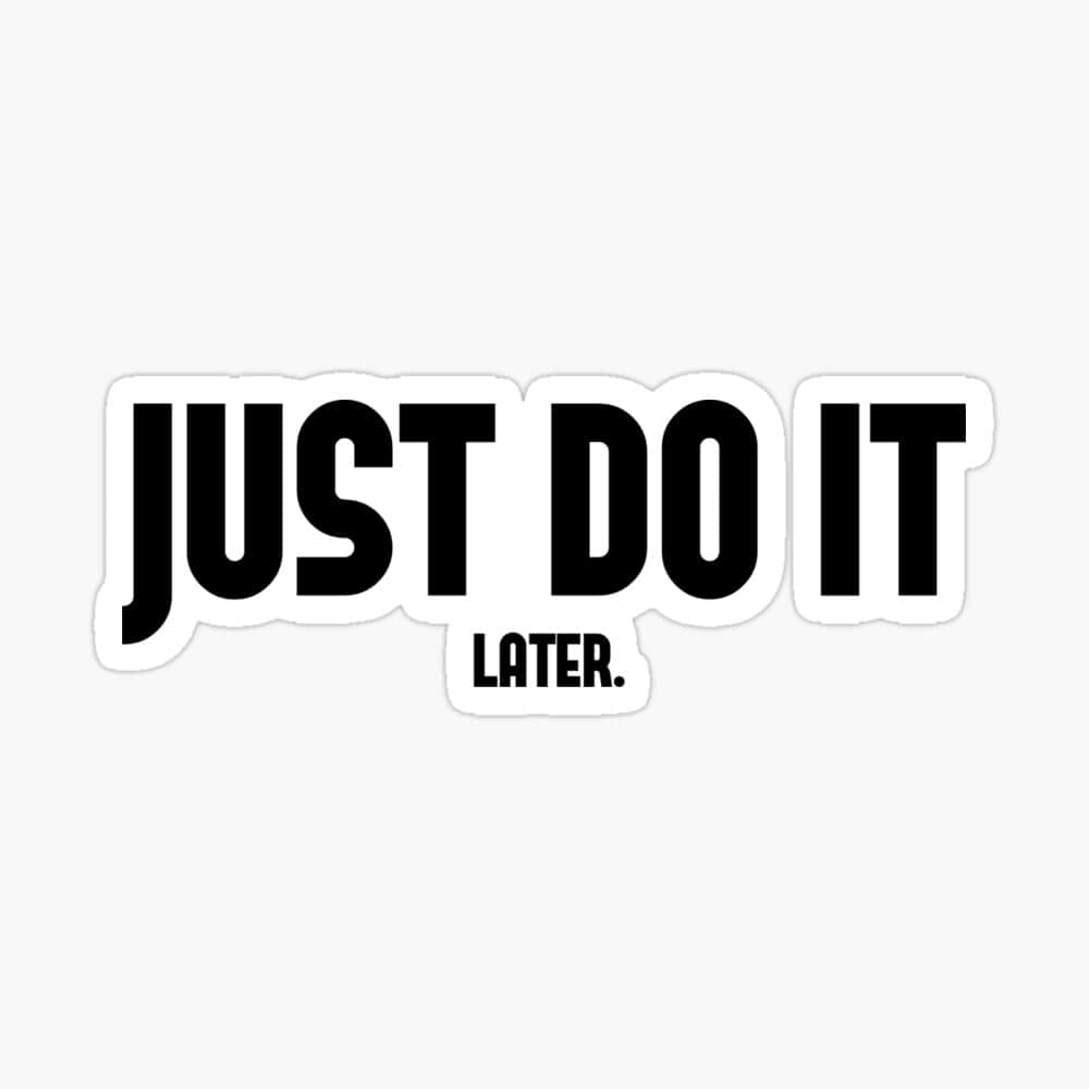 Just Do It Later 桌布 壁紙 — 粗體黑色文字貼紙，上面寫著「JUST DO IT LATER」，背景為純白色，邊緣乾淨整齊。