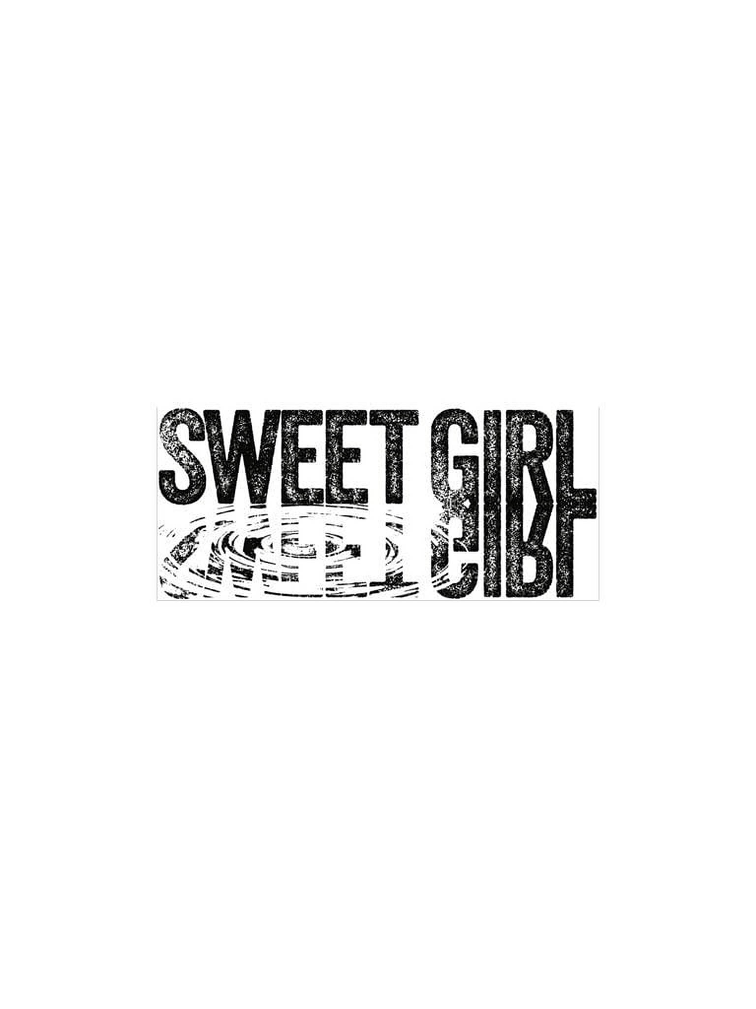 甜美女孩 桌布 壁紙 — 粗體黑色磨損文字顯示 sweet girl，背景為純白色，下方有旋轉抽象圖案。
