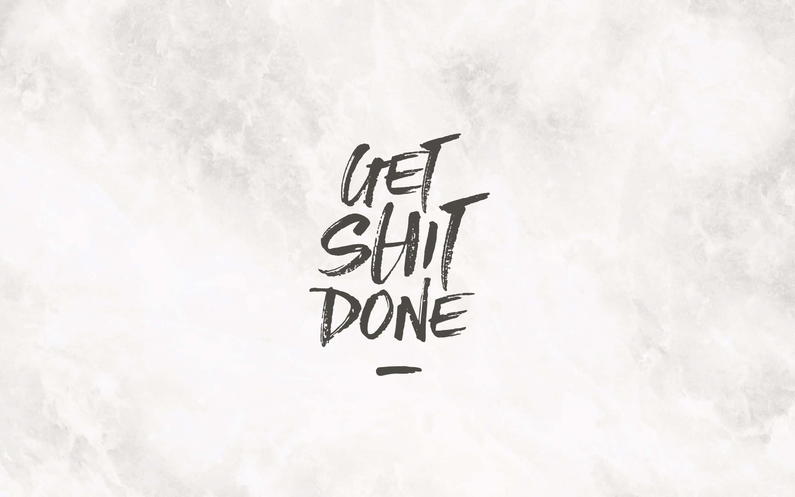 Quote 桌布 壁紙 — 粗體黑色筆觸文字在紋理米白背景上寫著 get shit done。