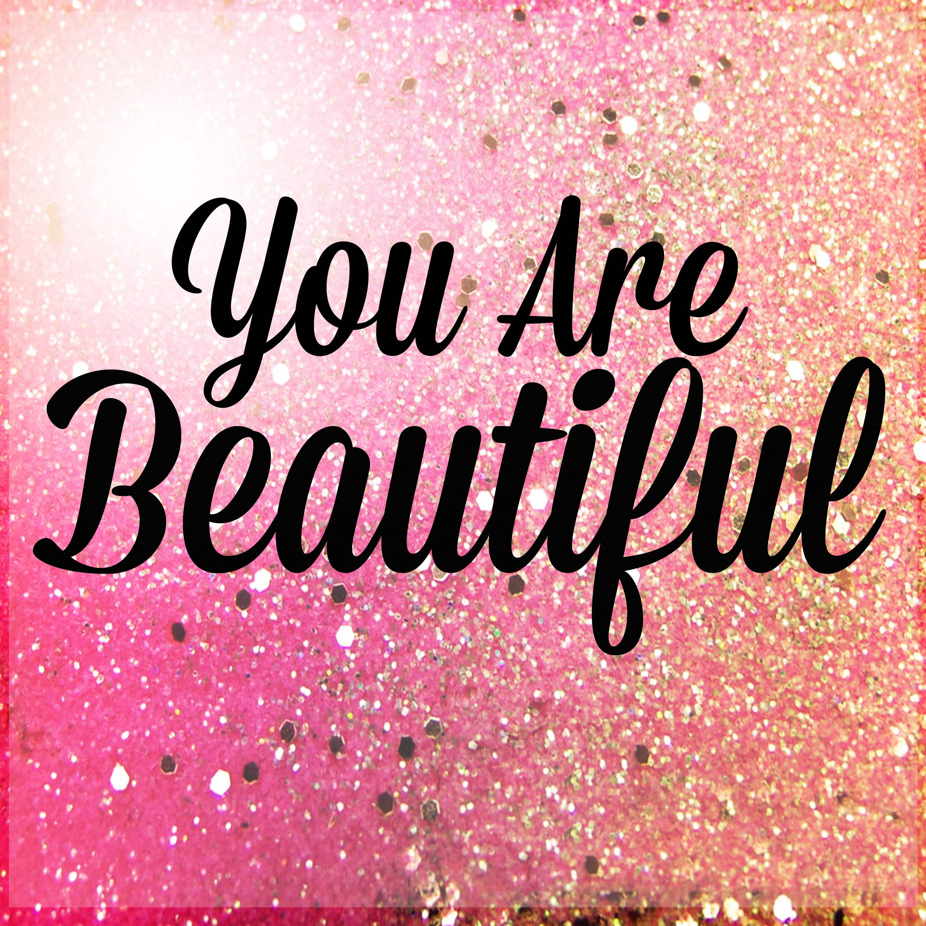 You Are Beautiful 桌布 壁紙 — 粗體黑色草書文字寫著「你很美麗」，背景是閃閃發光的粉紅色和金色亮粉。