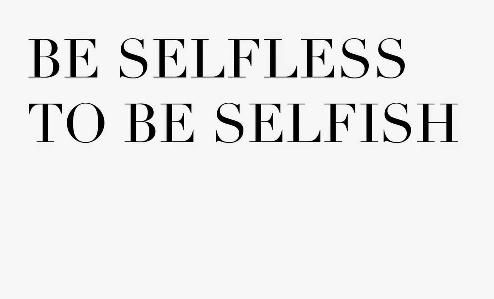 簡約勵志名言文字「Be selfless to be selfish」以黑色襯線字體顯示在淺灰色背景上。 — 字型 GIF 壁紙