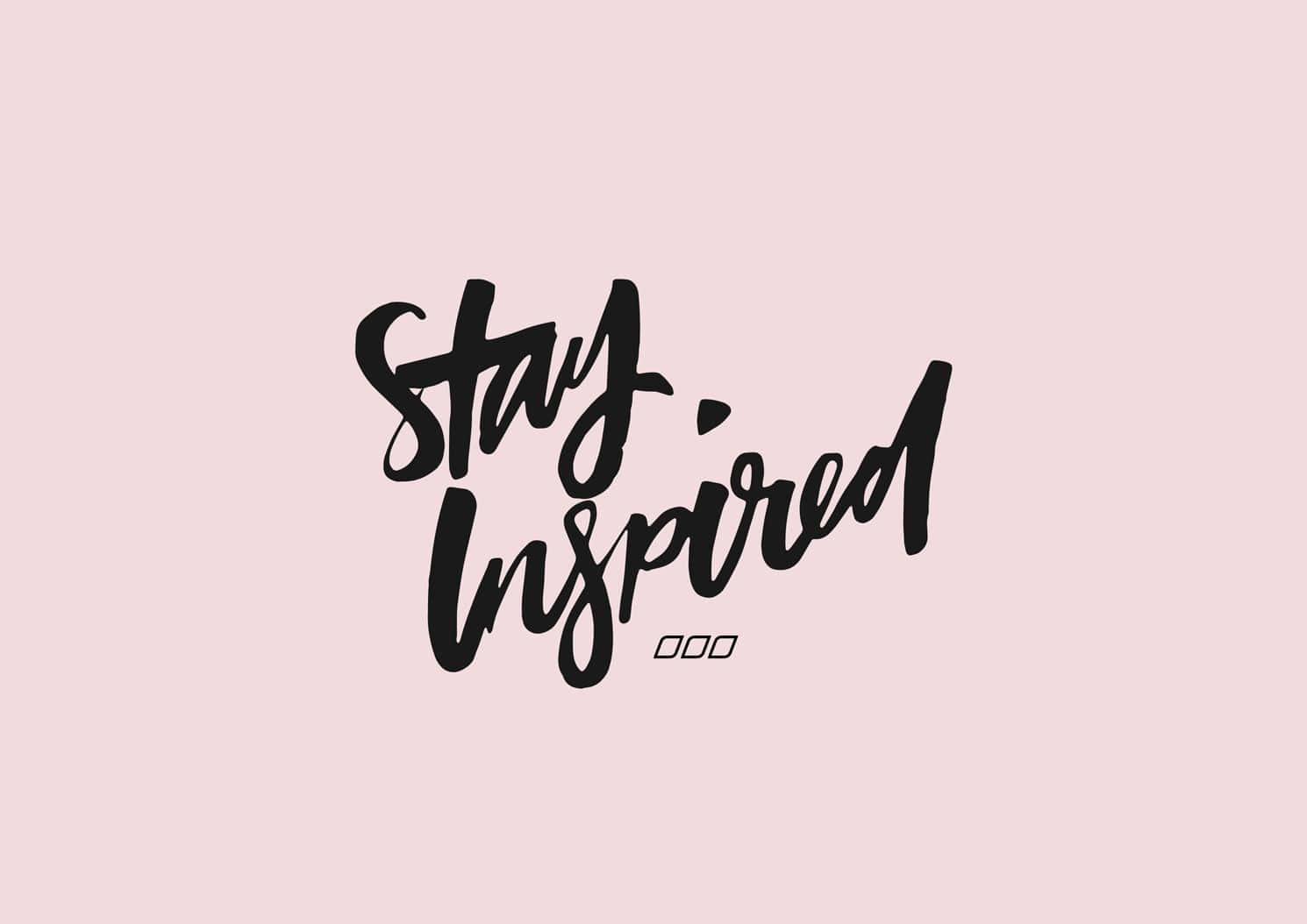語錄 桌布 壁紙 — 粗黑的筆刷字體在柔和粉紅色背景上寫著「Stay Inspired」，下面有三個點。