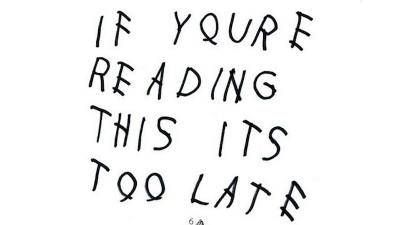 桌布 壁紙 — 粗黑馬克筆手寫文字「IF YQURE READING THIS ITS TOO LATE」印在純白背景上。