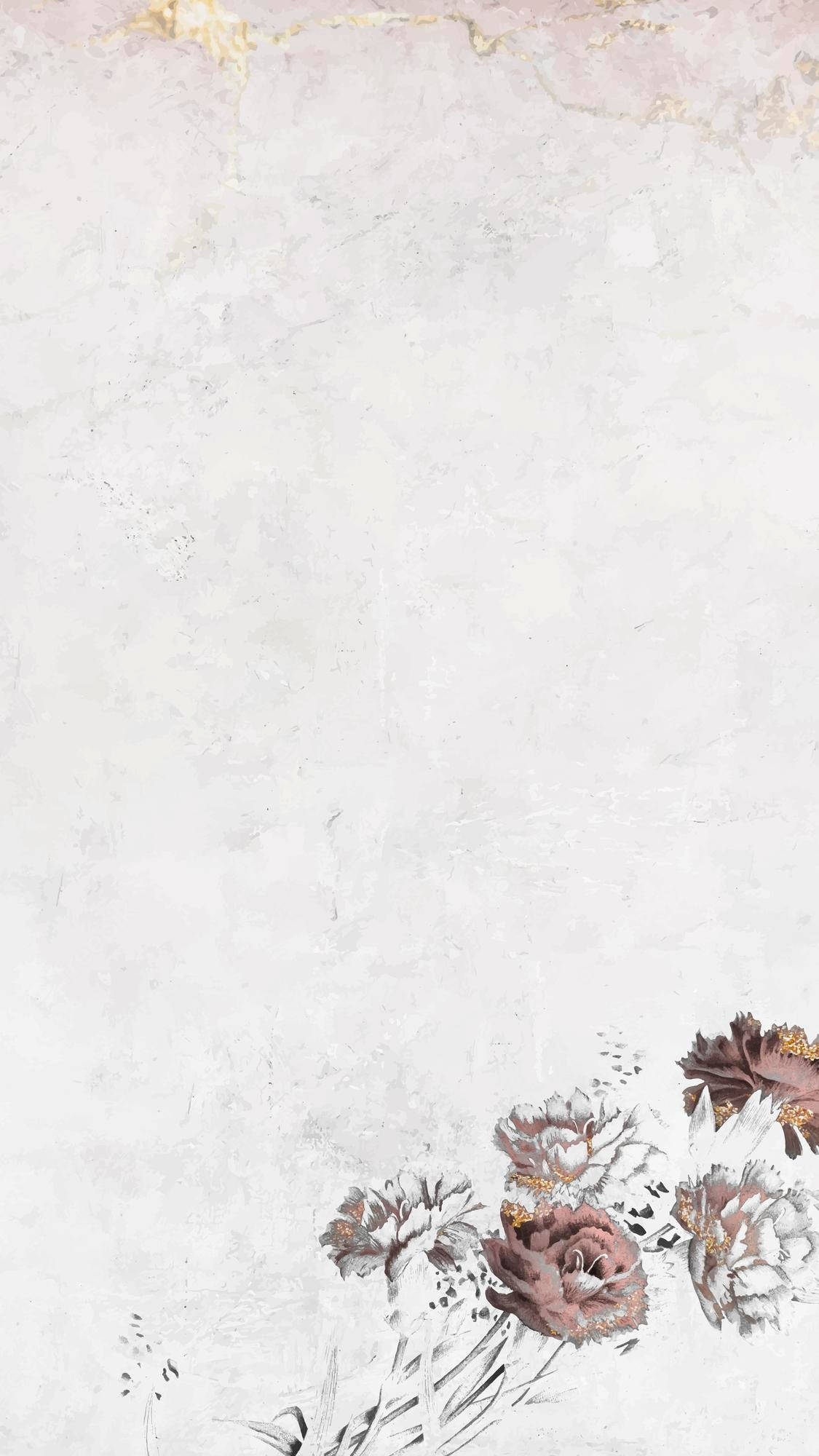 Floral Phone 桌布 壁紙 — 精緻的淡紫色和金色花卉點綴在帶有細微粉紅色紋理的白色大理石紋理背景右下角綻放。