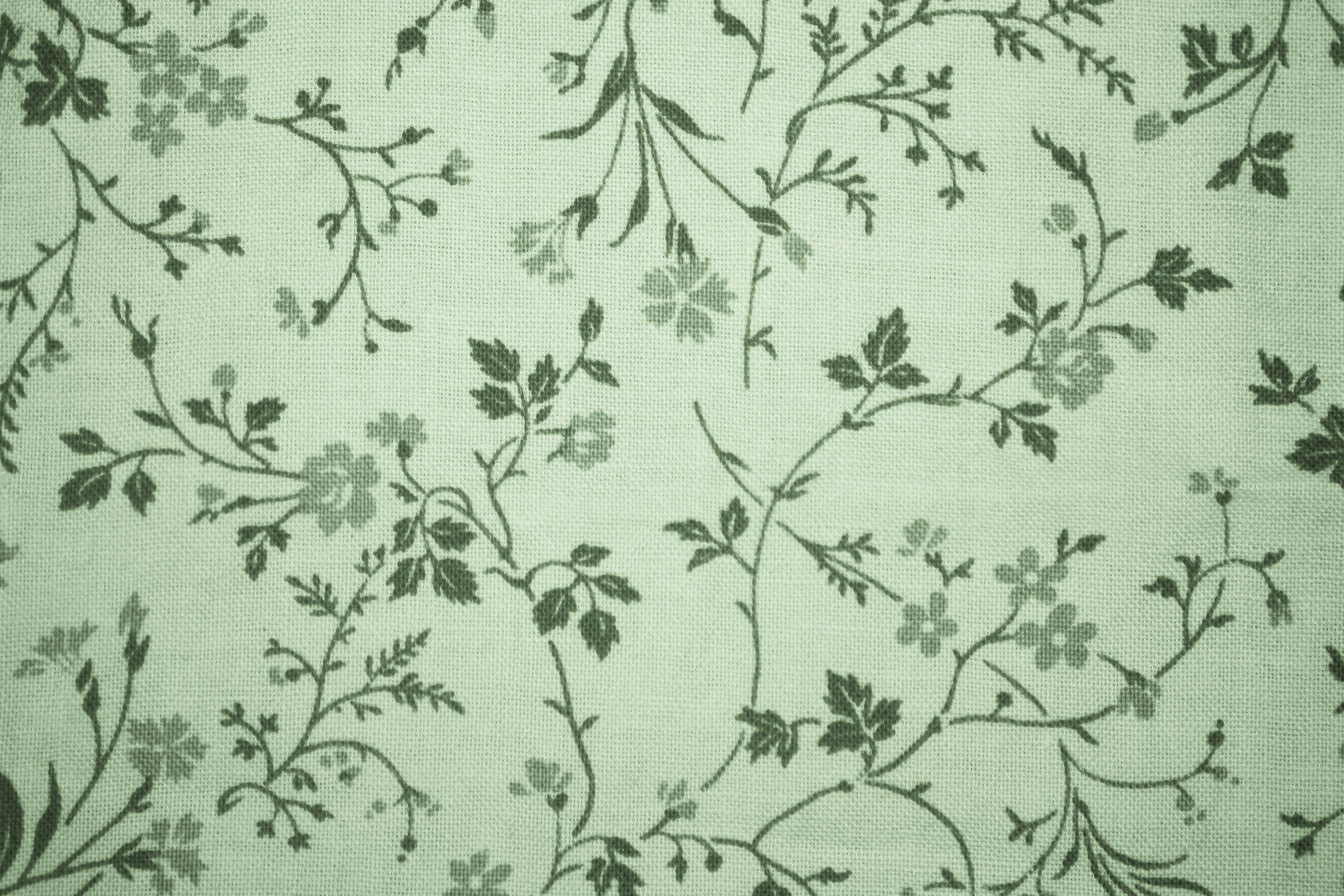 Sage 桌布 壁紙 — 精緻的深綠色花卉藤蔓和花朵優雅地蜿蜒在柔軟的薄荷綠色紋理布料背景上。