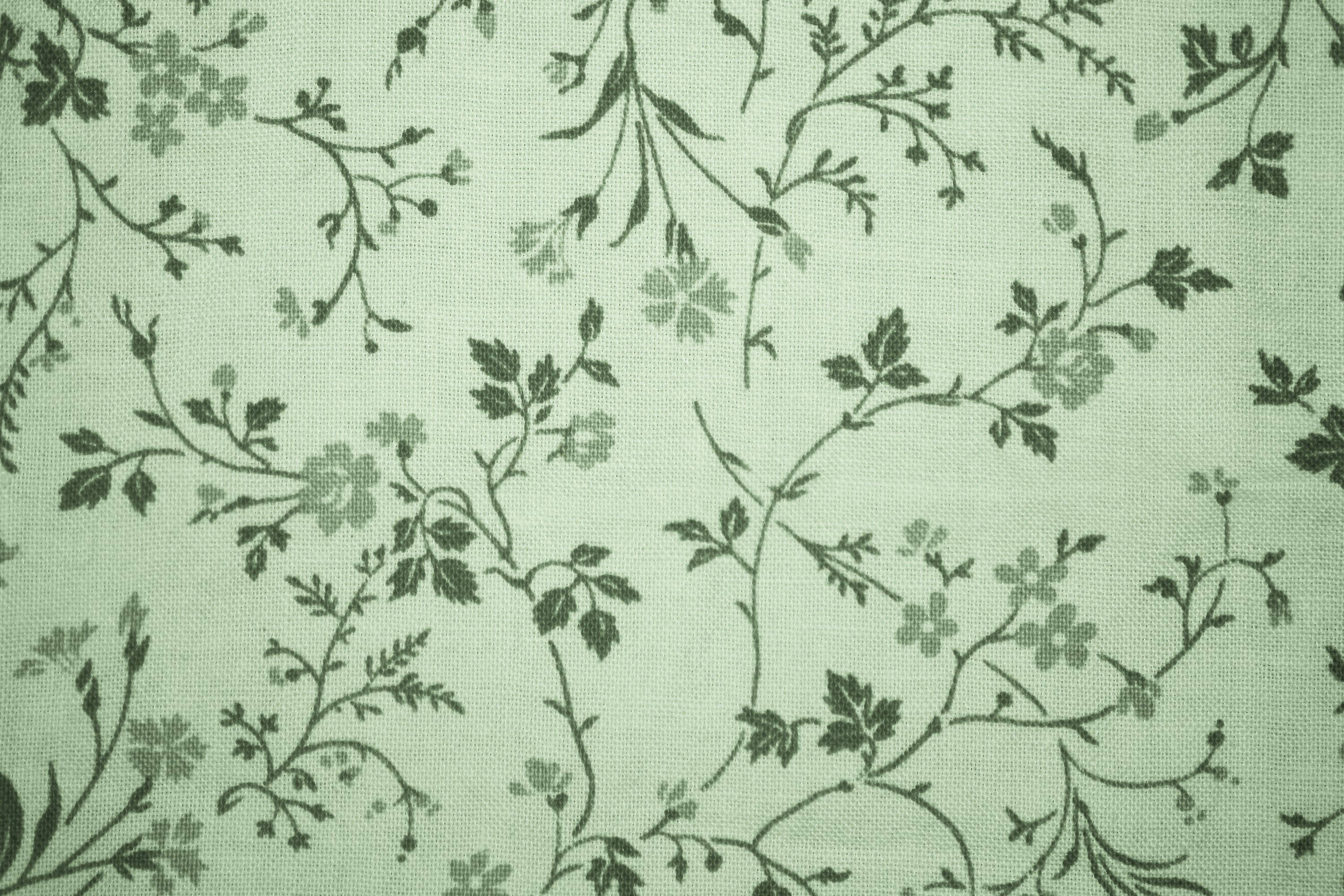 Sage 桌布 壁紙 — 精緻的深綠色花卉藤蔓和花朵優雅地蜿蜒在柔軟的薄荷綠色紋理織物表面上。