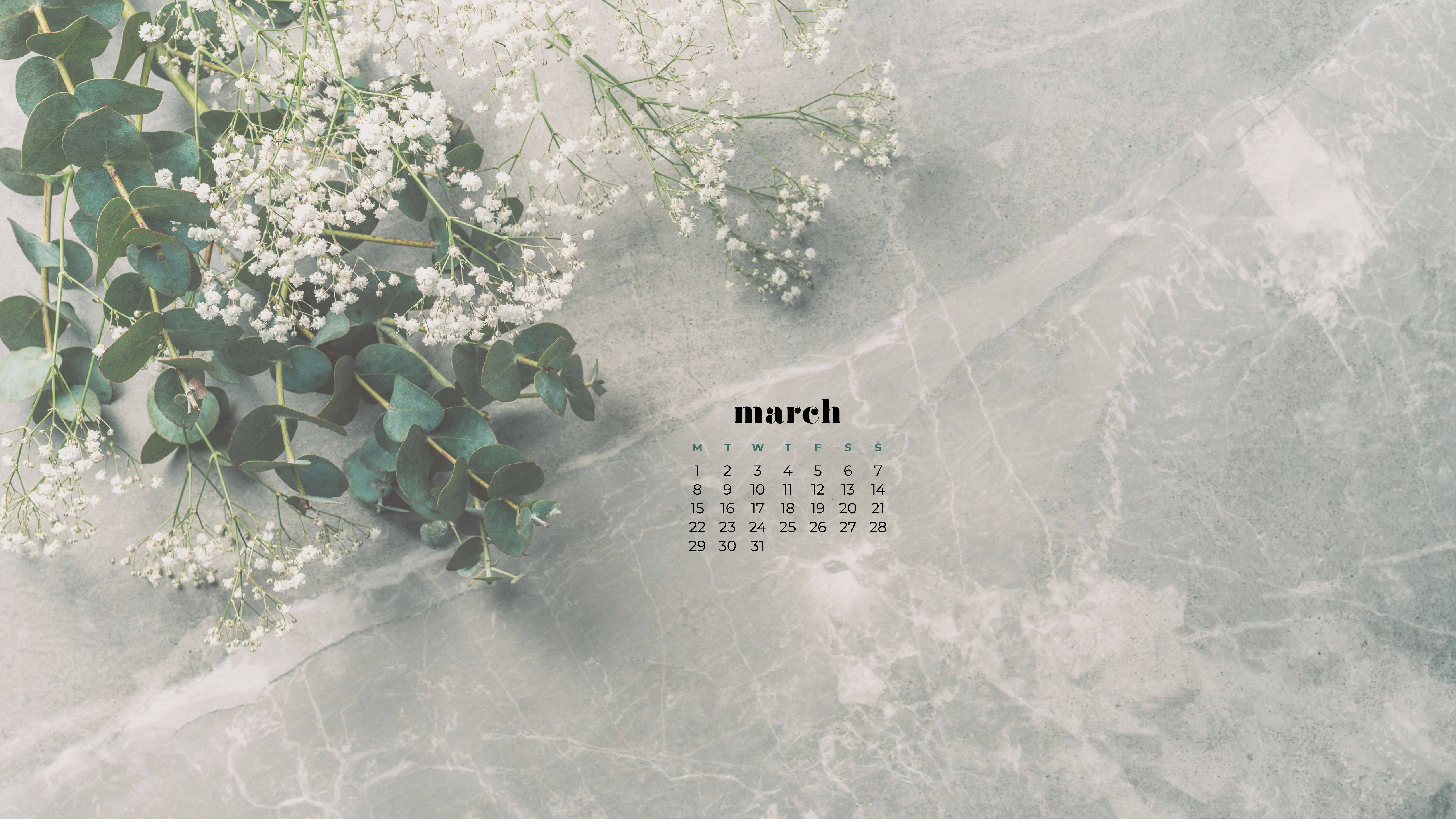 March 桌布 壁紙 — 精緻的滿天星和尤加利葉枝條放在冷灰色大理石表面上，旁邊是一個簡約的三月日曆。