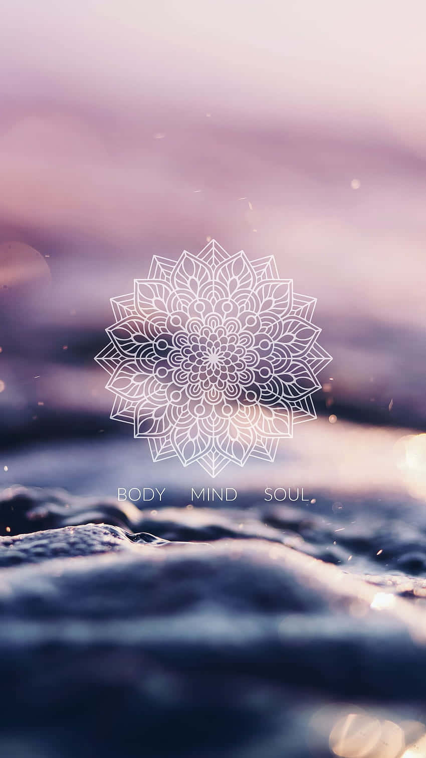 Meditation iPhone 桌布 壁紙 — 精緻的白色曼陀羅覆蓋在暮色中模糊的海洋上，帶有柔和的紫色和藍色調。