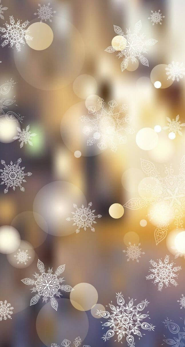 可愛聖誕 iPhone 桌布 壁紙 — 精緻的白色雪花在帶有柔和紫色底調的溫暖金色散景背景上優雅飄浮。