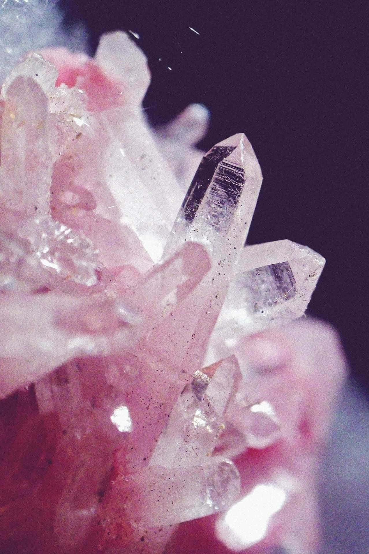 crystals 桌布 壁紙 — 精緻的粉紅色和透明水晶結構在黑暗背景上柔和發光的特寫。