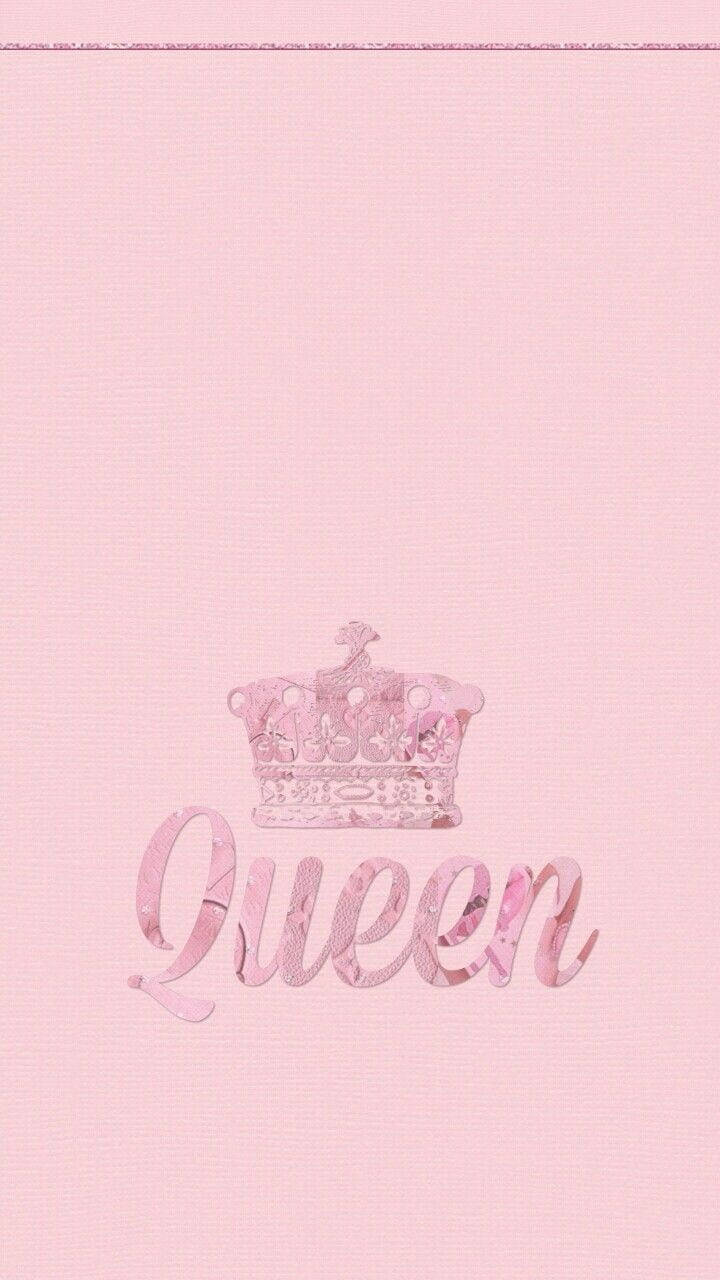 queen girly 桌布 壁紙 — 精緻的粉紅色皇冠和草書女王文字居中放置在柔軟的紋理粉紅色背景上。