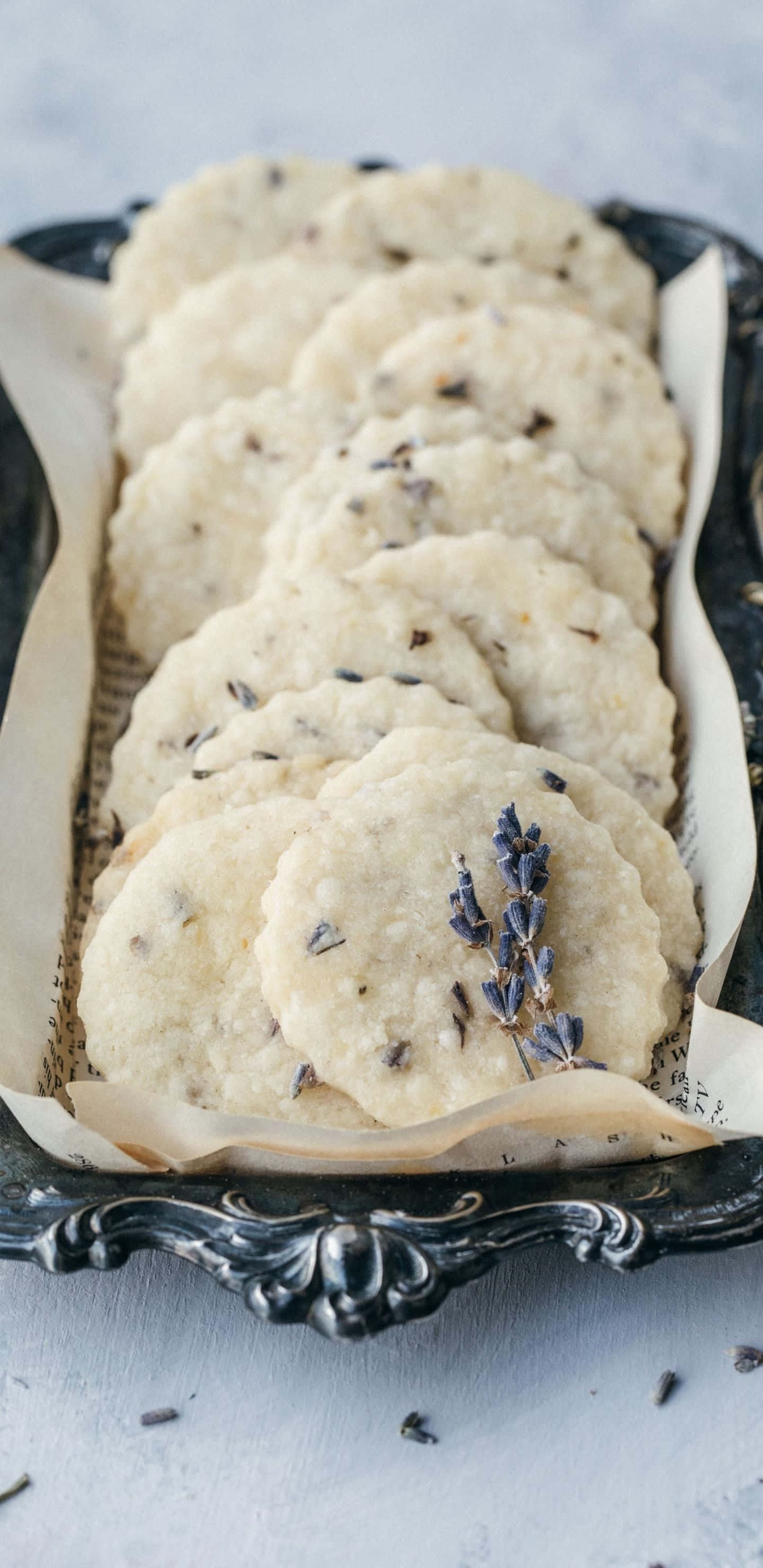 Cookies 桌布 壁紙 — 精緻的薰衣草餅乾放在復古裝飾托盤上，並以新鮮薰衣草枝作點綴。