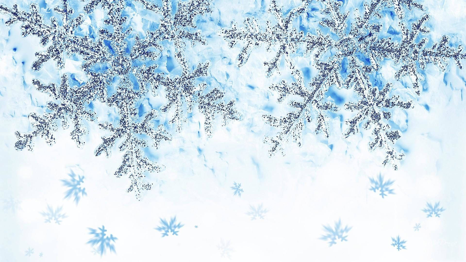雪花 桌布 壁紙 — 精緻的霜雪雪花點綴在玻璃表面上，柔和藍色和白色色調營造出寧靜的冬季氛圍。