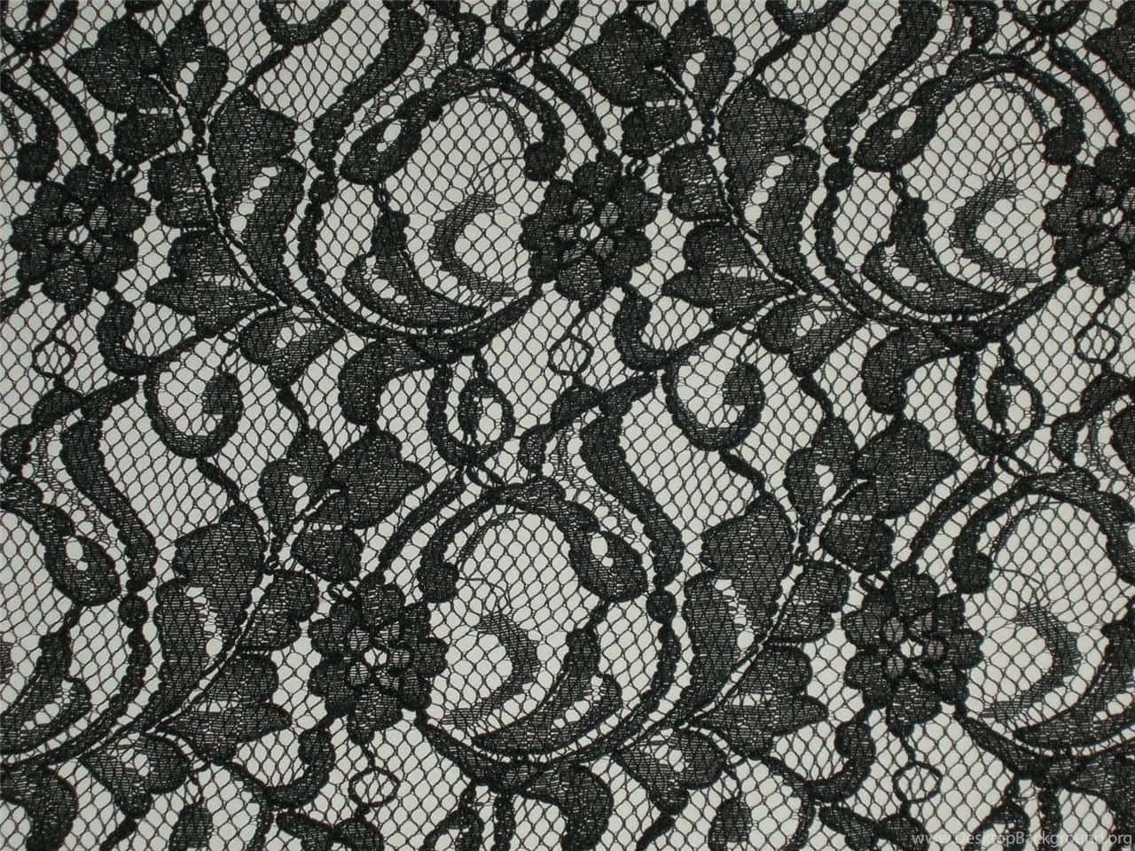 Lace 桌布 壁紙 — 精緻黑色蕾絲布料特寫，網狀背景上帶有花卉和漩渦圖案。