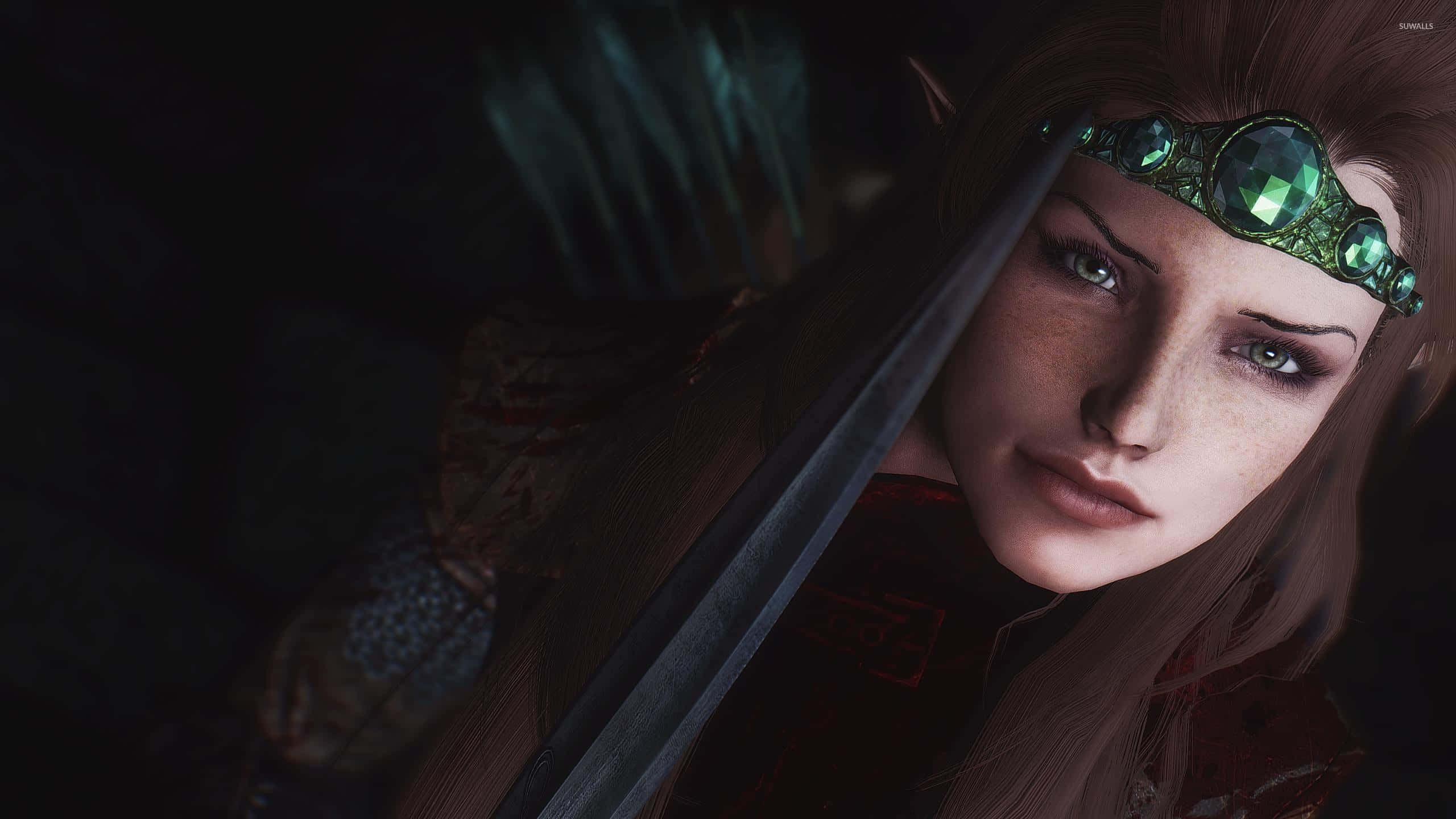 Skyrim Lydia 桌布 壁紙 — 精靈戰士的近距離特寫，戴著鑲有寶石的頭帶，在昏暗光線中握著劍。