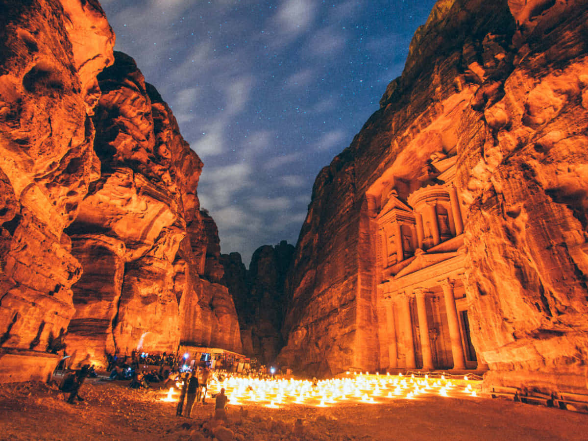 Jordan 桌布 壁紙 — 約旦星空下，數千支蠟燭照亮佩特拉的寶庫。