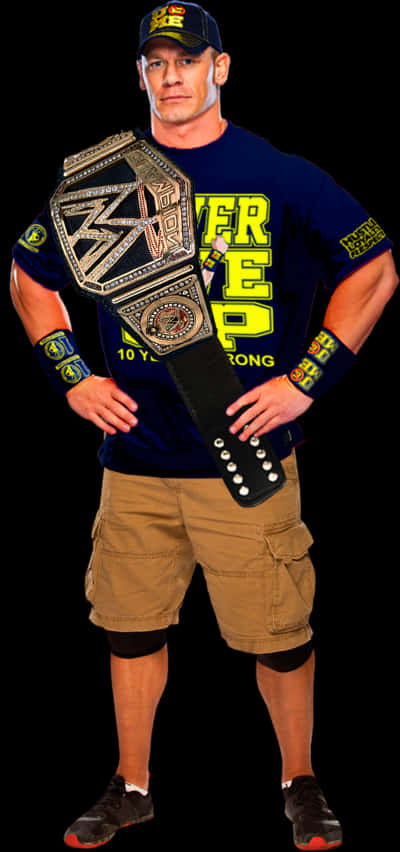 WWE 桌布 壁紙 — 約翰·希南自信地站在黑色背景前，戴著冠軍腰帶，穿著帶有黃色文字的藍色T恤。
