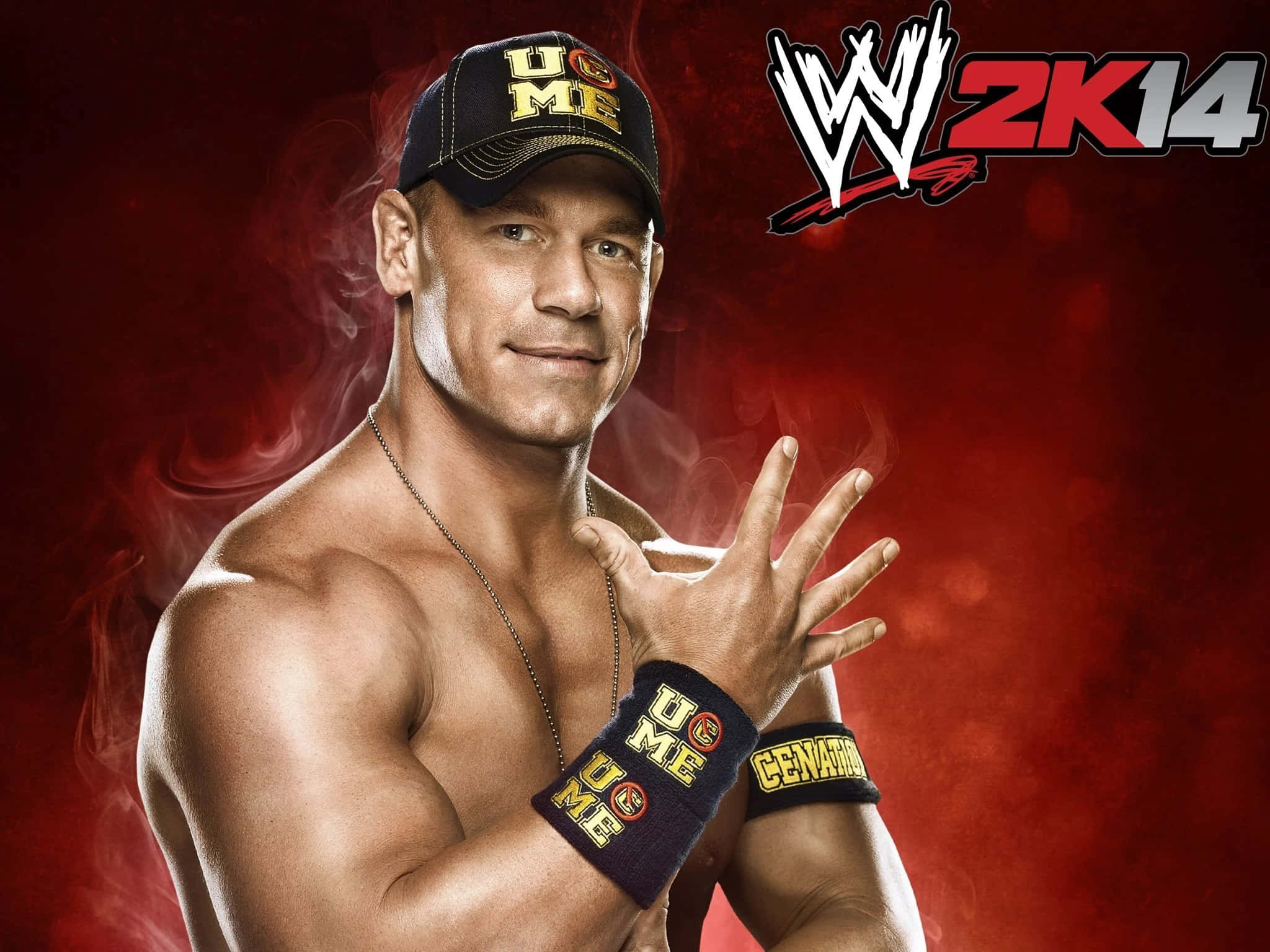 WWE 桌布 壁紙 — 約翰·辛納自信地擺姿勢，戴著黑色帽子和腕帶，背景是煙霧繚繞的紅色，帶有WWE 2K14標誌。