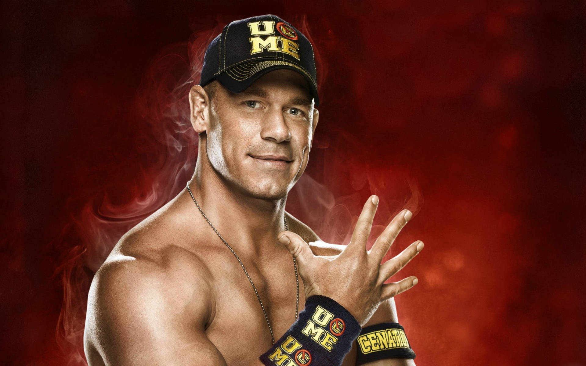 John Cena 桌布 壁紙 — 約翰·辛納自信地擺姿勢，戴著黑色帽子和腕帶，背景是煙霧繚繞的紅色。