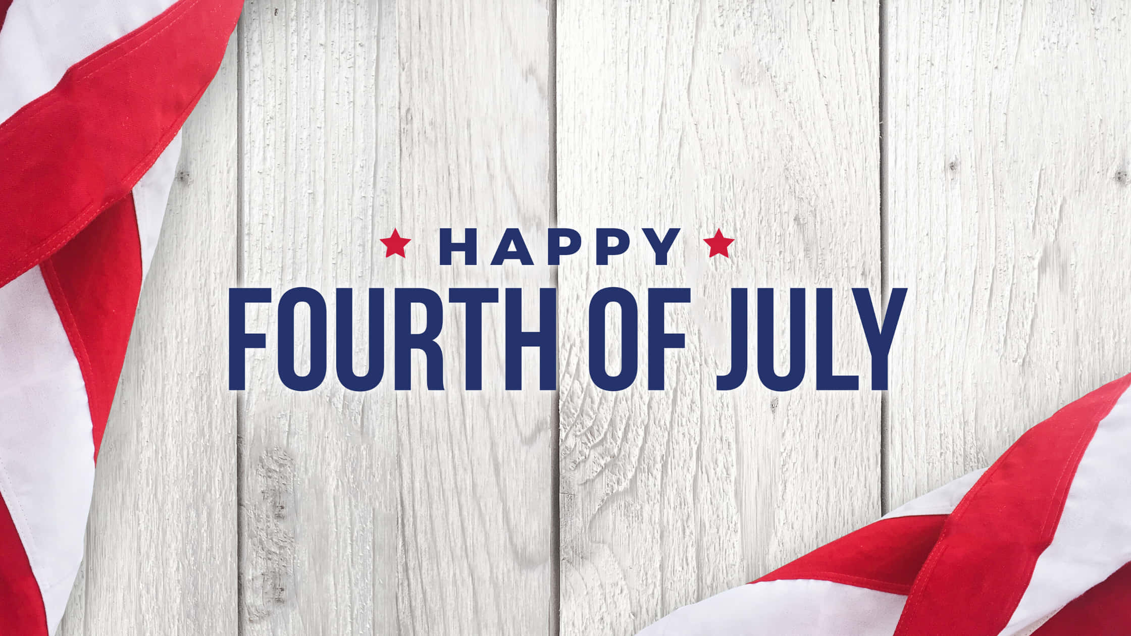 Happy Fourth Of July 桌布 壁紙 — 紅、白、藍色的美國國旗角落框住了粗體文字，上面寫著 happy fourth of july，背景是風化的白色木板。