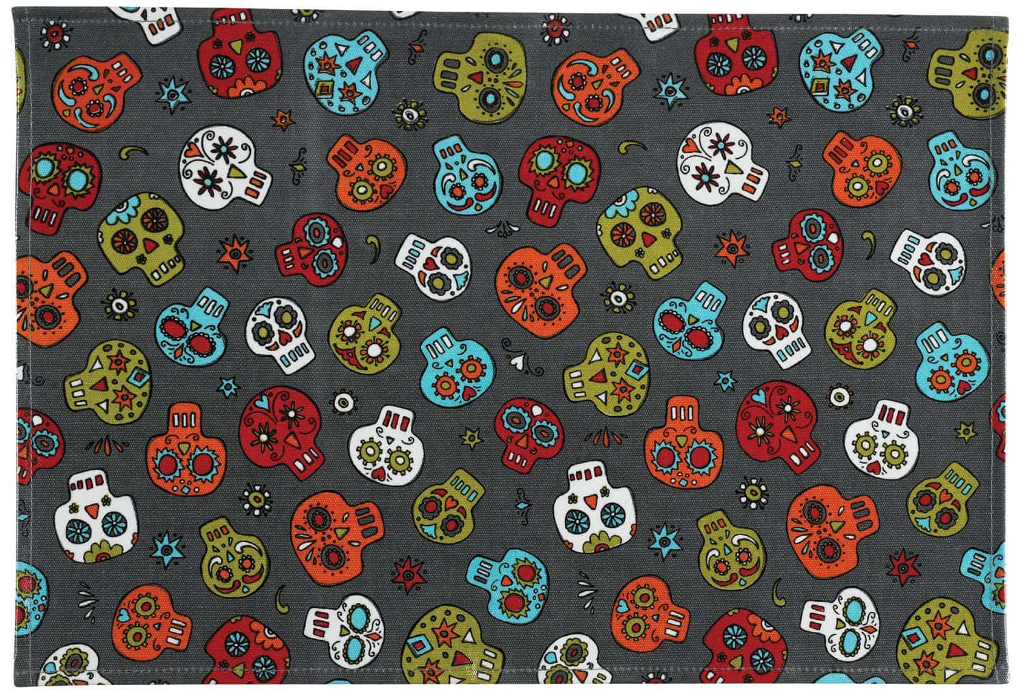 Day Of The Dead 桌布 壁紙 — 紅、藍、綠色的鮮豔糖骷髏裝飾在帶有小星星圖案的深灰色布料上。