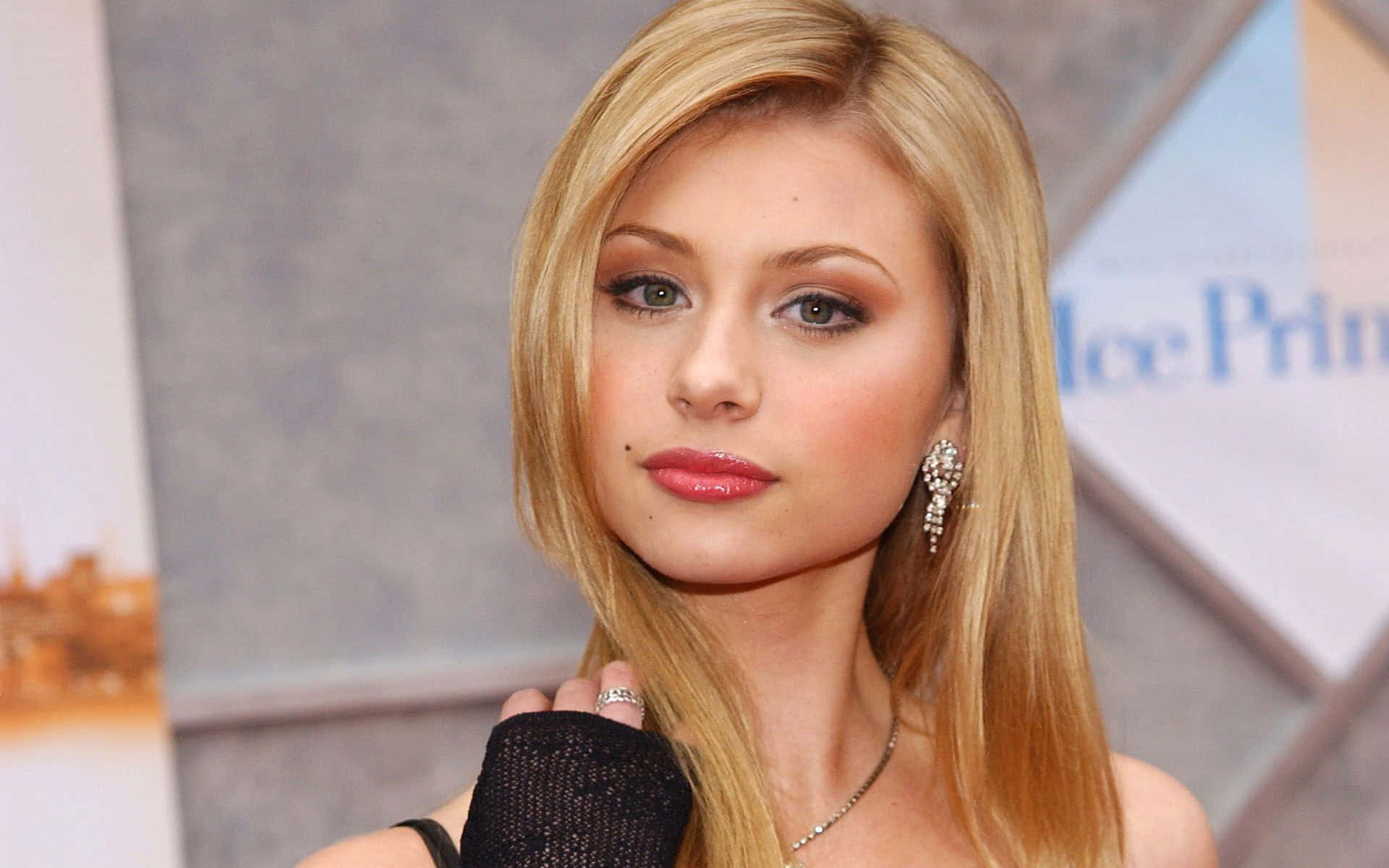 aly michalka 桌布 壁紙 — 紅地毯活動上，一位金髮碧眼、戴著閃爍鑽石耳環的女性特寫肖像。