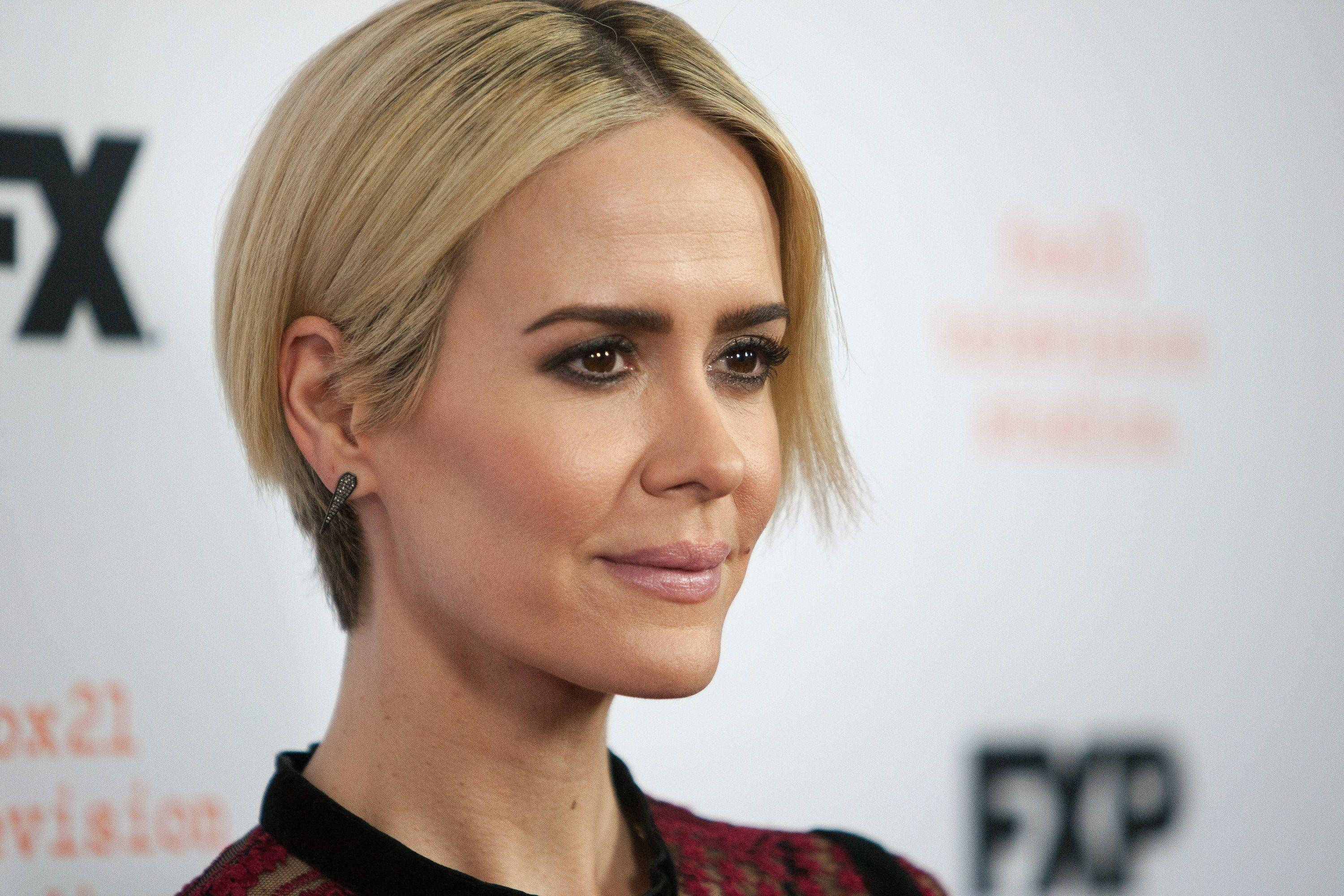 Celebrity 桌布 壁紙 — 紅地毯活動上，短金髮和深色眼妝女性的特寫肖像。