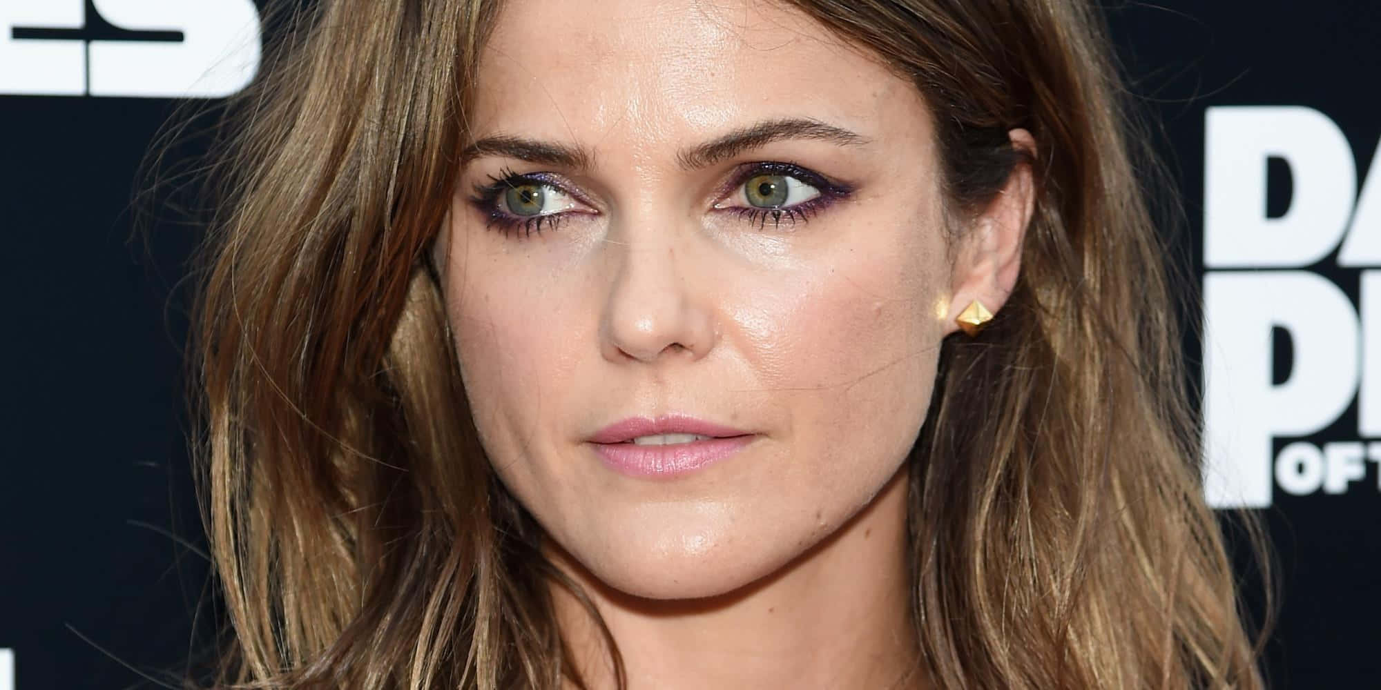keri russell 桌布 壁紙 — 紅地毯活動中，一位擁有綠色眼睛和波浪棕色頭髮的女子的特寫肖像。