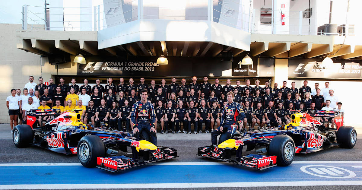 紅牛F1車隊和車手在巴西大獎賽與賽車合影。 — 紅牛F1 壁紙